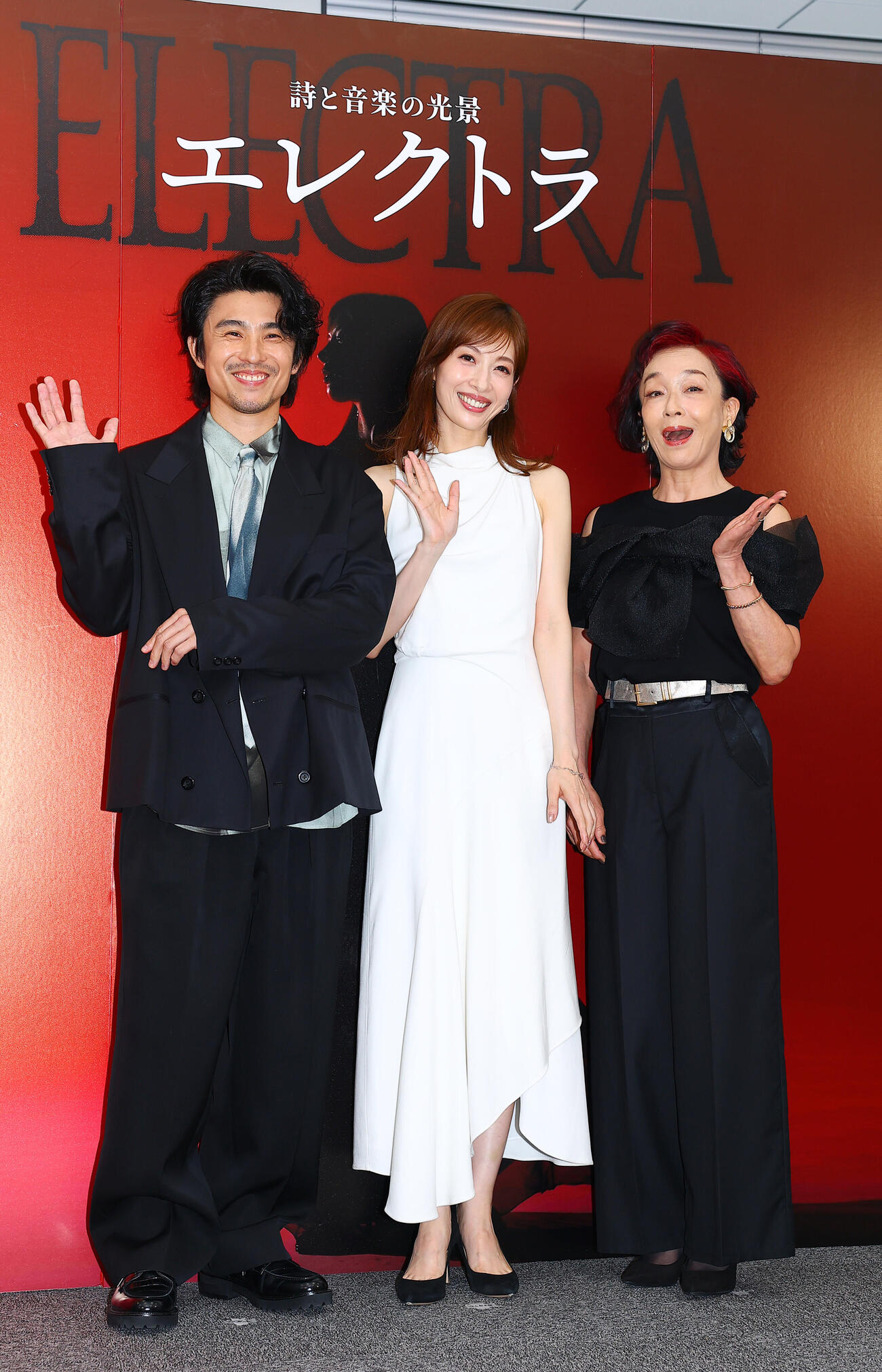 詩と音楽の光景「エレクトラ」の会見に登場した、左から中尾明慶、明日海りお、キムラ緑子（撮影・野上伸悟）