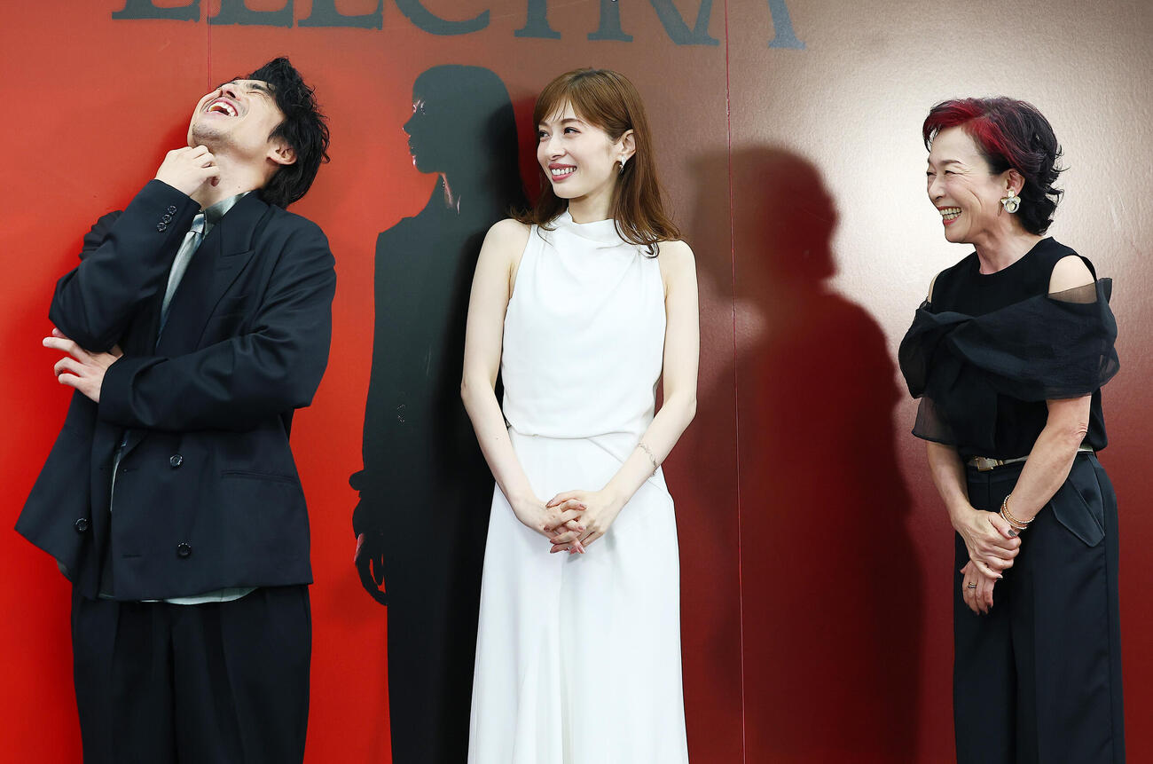 詩と音楽の光景「エレクトラ」の会見に登場した、左から中尾明慶、明日海りお、キムラ緑子（撮影・野上伸悟）