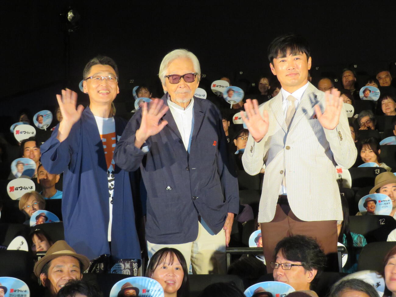 「男はつらいよ」ファン感謝祭イベントに出席した、左から北山雅康、山田洋次監督、劇団ひとり（撮影・村上幸将）
