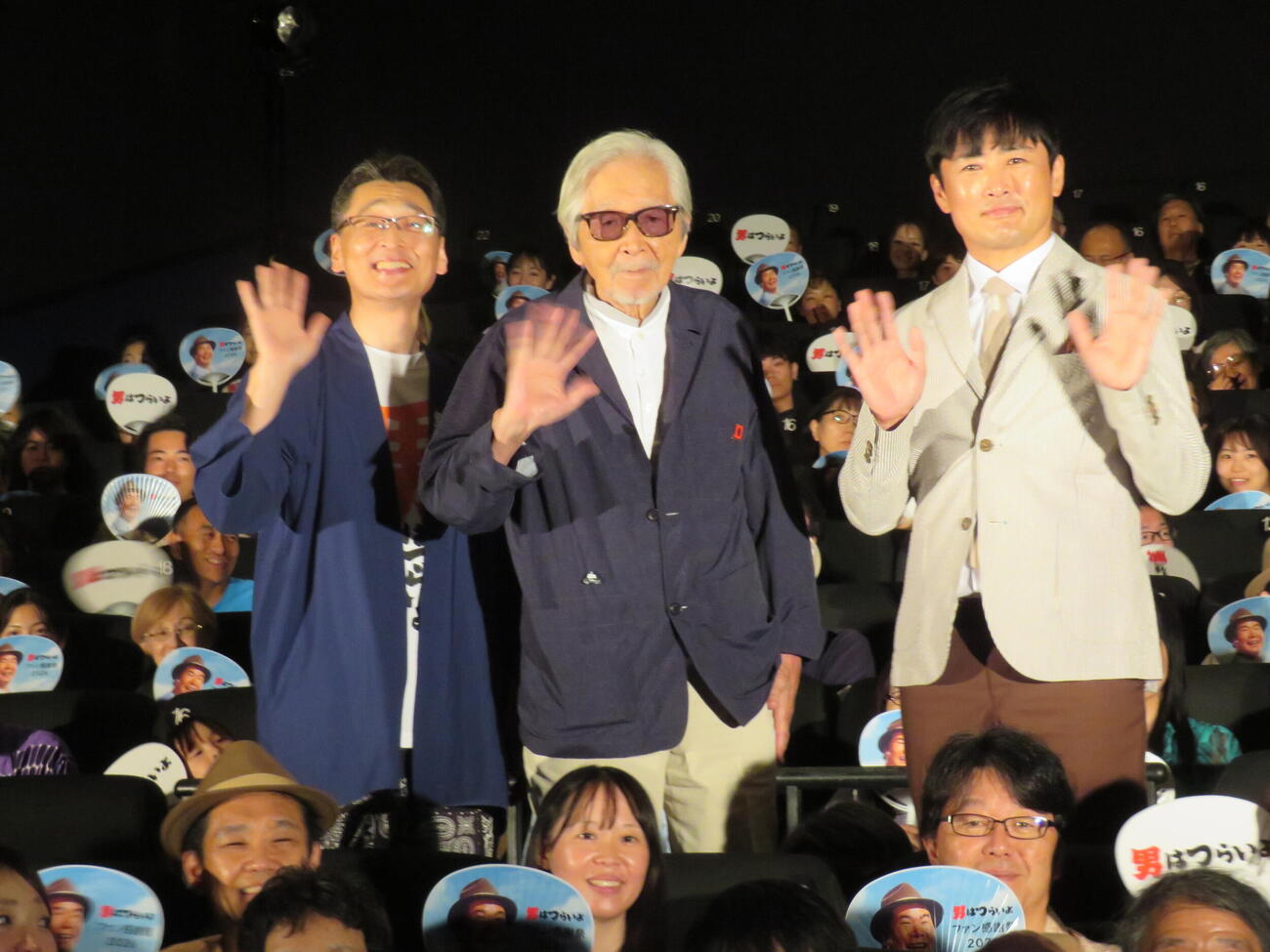 「男はつらいよ」ファン感謝祭イベントに出席した、左から北山雅康、山田洋次監督、劇団ひとり（撮影・村上幸将）
