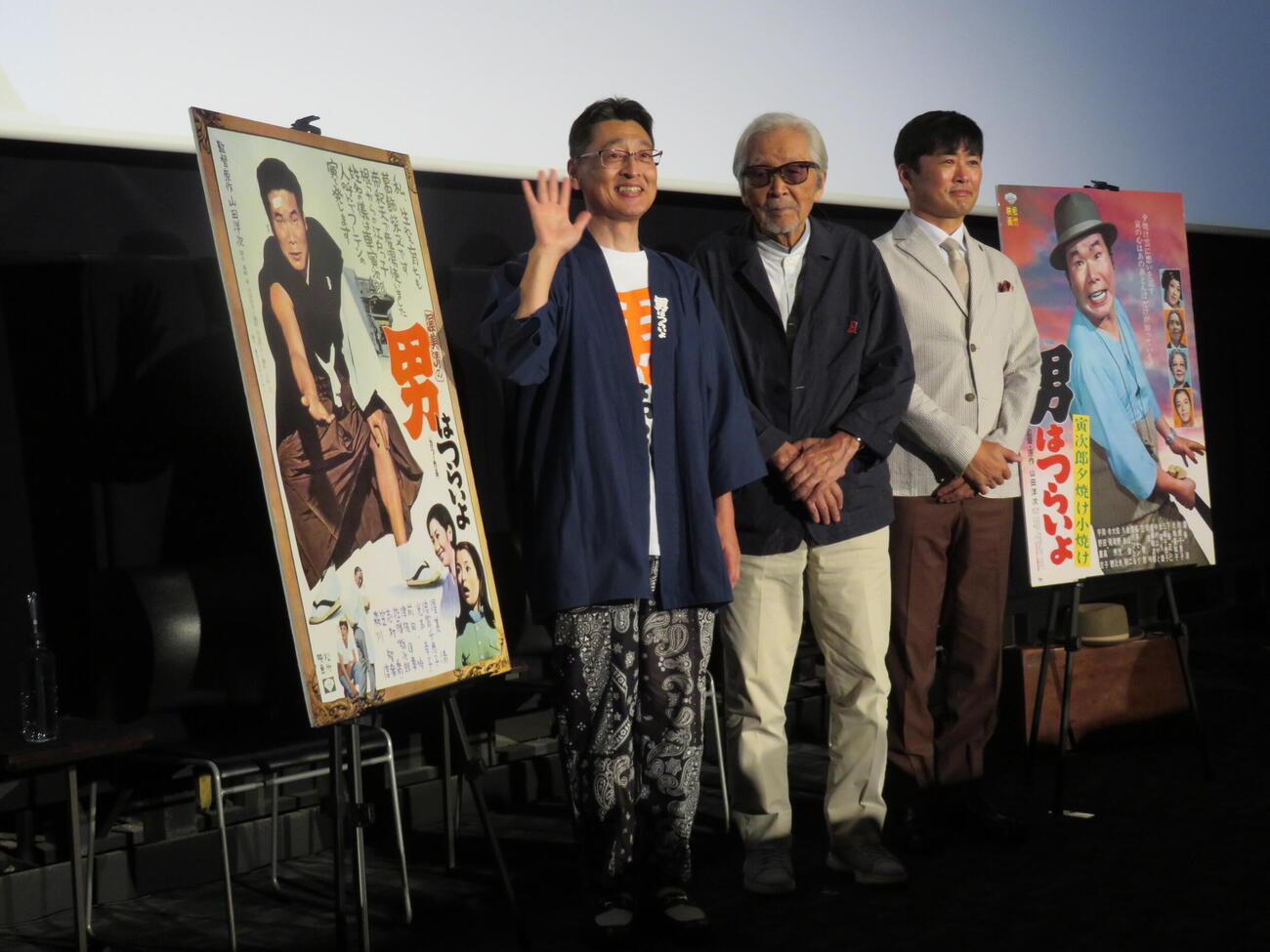 「男はつらいよ」ファン感謝祭イベントに出席した、左から北山雅康、山田洋次監督、劇団ひとり（撮影・村上幸将）
