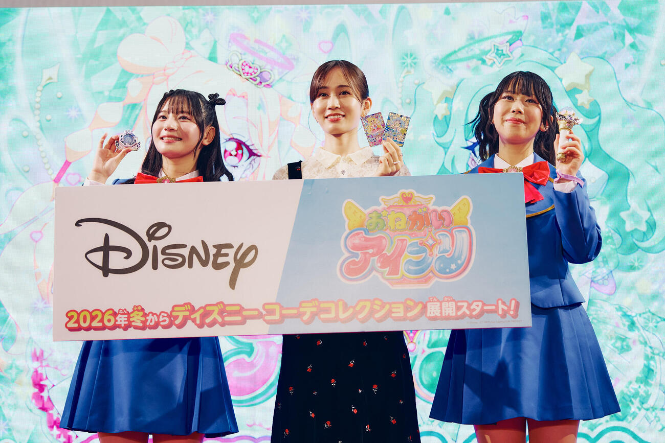 「おねがいアプリ」新プロジェクト発表会に登壇した、左から小川華果、前田敦子、叶矢りか