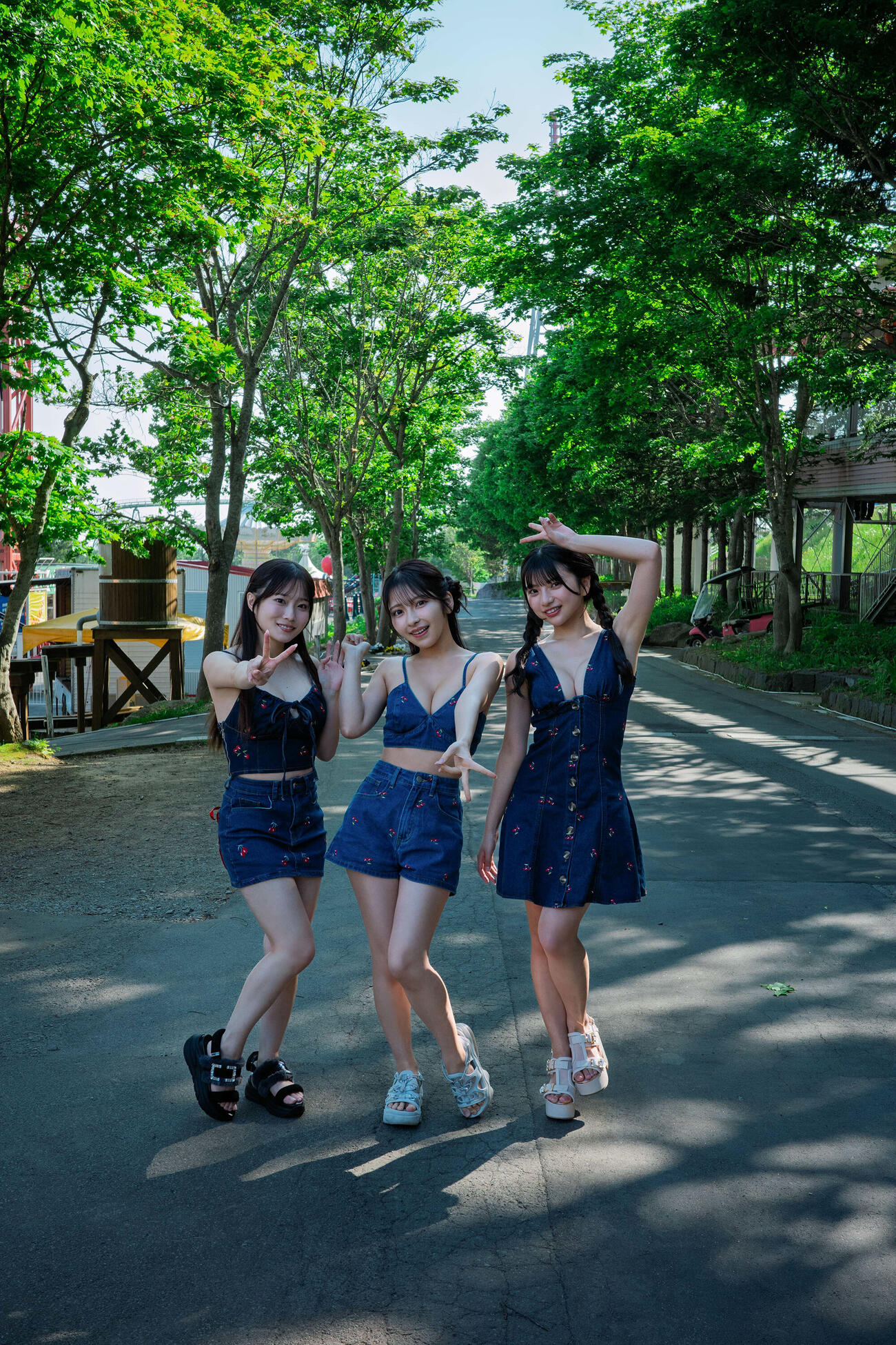 「週刊プレイボーイ」の表紙グラビアを飾った、左から岸みゆ、十味、姫野ひなの（C）鈴木ゴータ／SHUEISHA2026