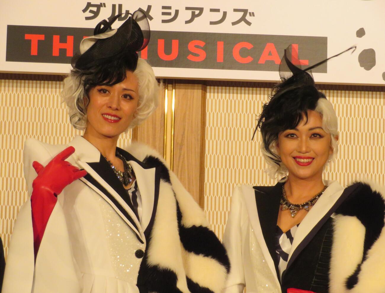 ミュージカル「101ダルメシアンズ」の制作発表会見を行った蘭寿とむ（左）と新妻聖子（撮影・松本久）