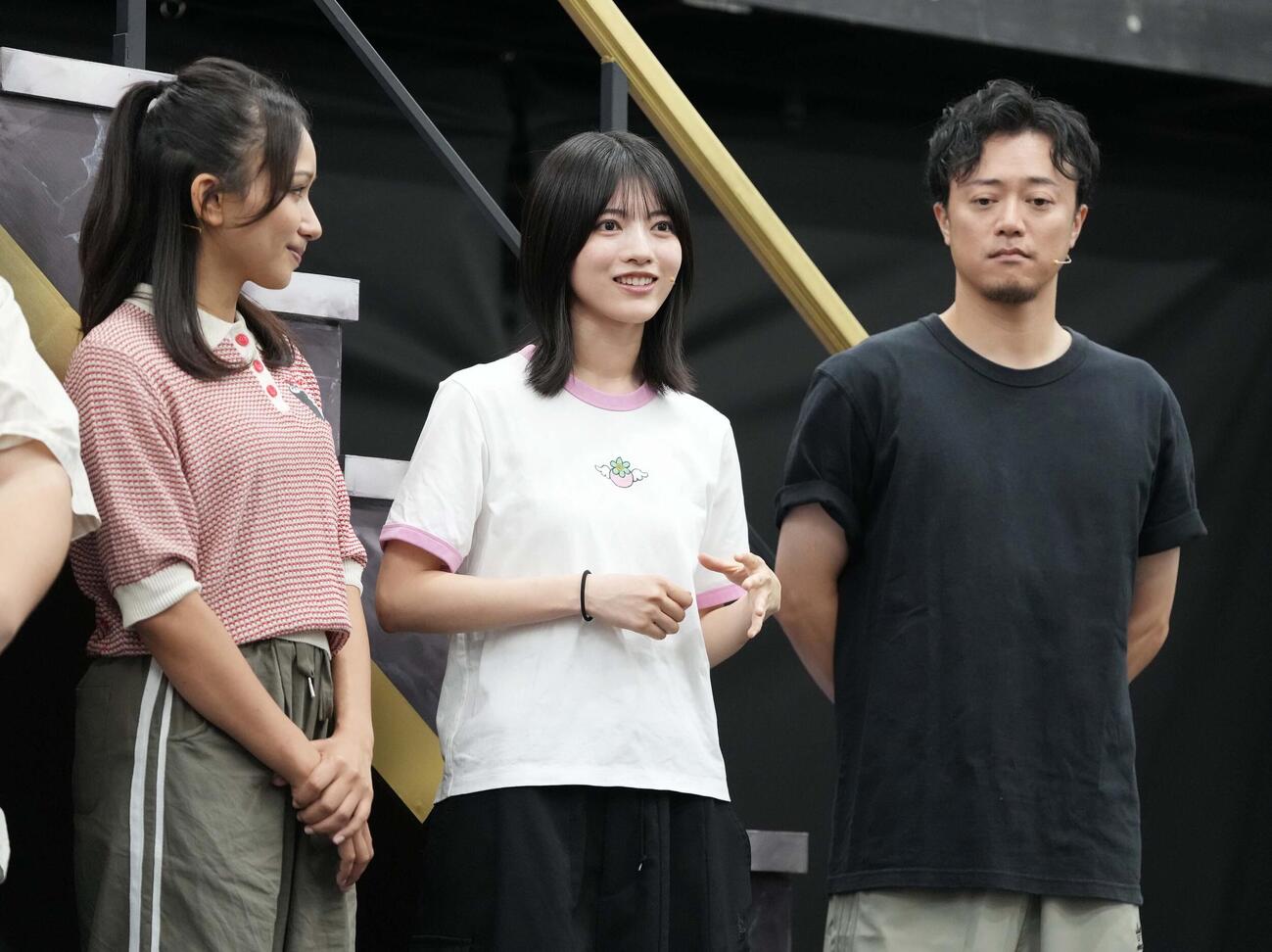 ミュージカル「民王」稽古場会見で質疑応答する、左から豊原江理佳、林瑠奈、上川一哉（撮影・小沢裕）