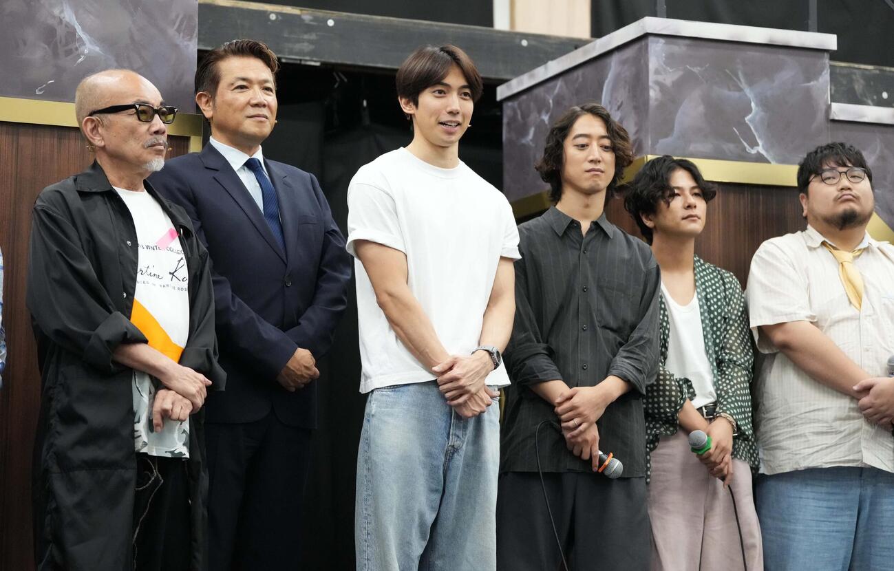 ミュージカル「民王」稽古場会見で質疑応答する、左から竹中直人、別所哲也、有澤樟太郎、音楽担当の角野隼斗氏、共同音楽担当の浪岡真太郎氏、歌詞担当の大原拓真氏（撮影・小沢裕）