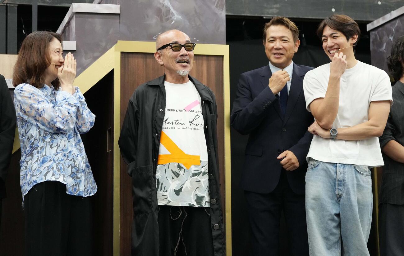 ミュージカル「民王」稽古場会見に臨む、左から一路真輝、竹中直人、別所哲也、有澤樟太郎（撮影・小沢裕）