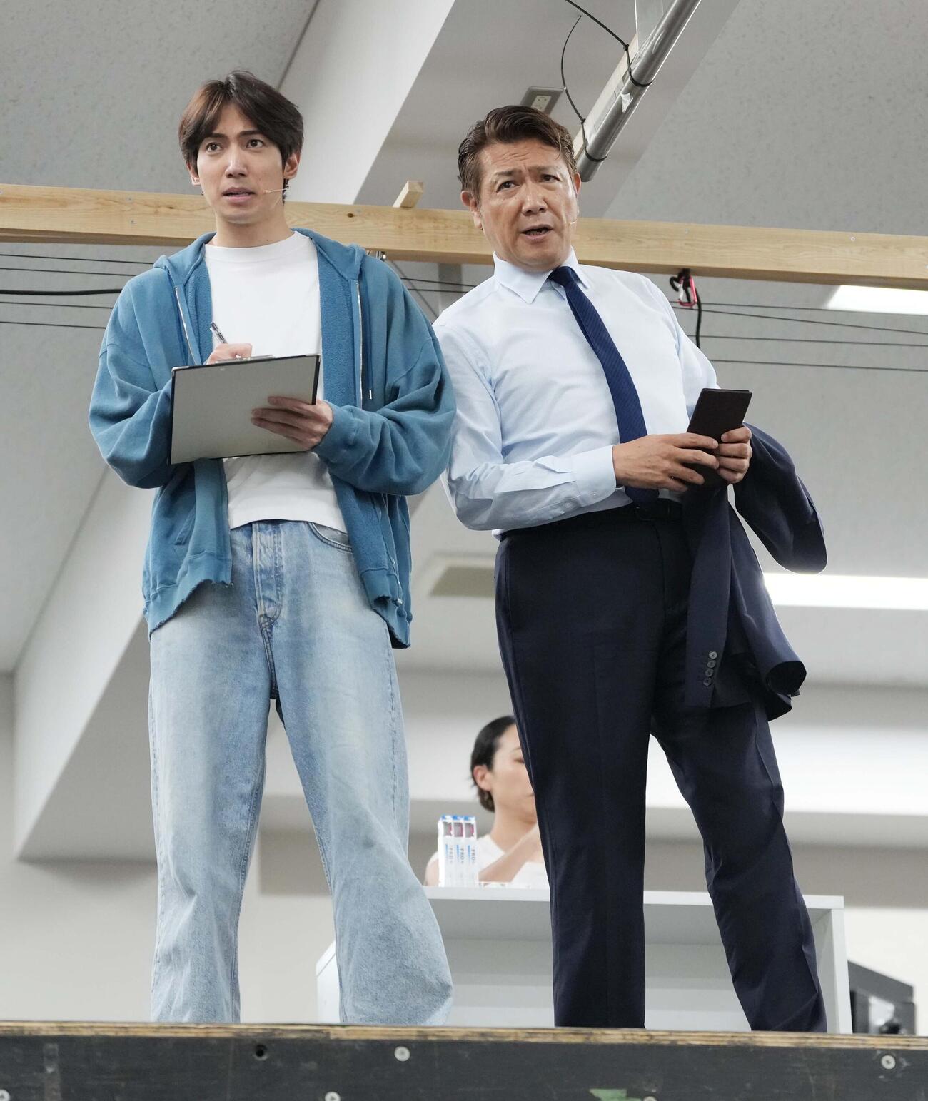 ミュージカル「民王」稽古場会見で「歯医者のテーマ」シーンを披露する有澤樟太郎（左）と別所哲也（撮影・小沢裕）
