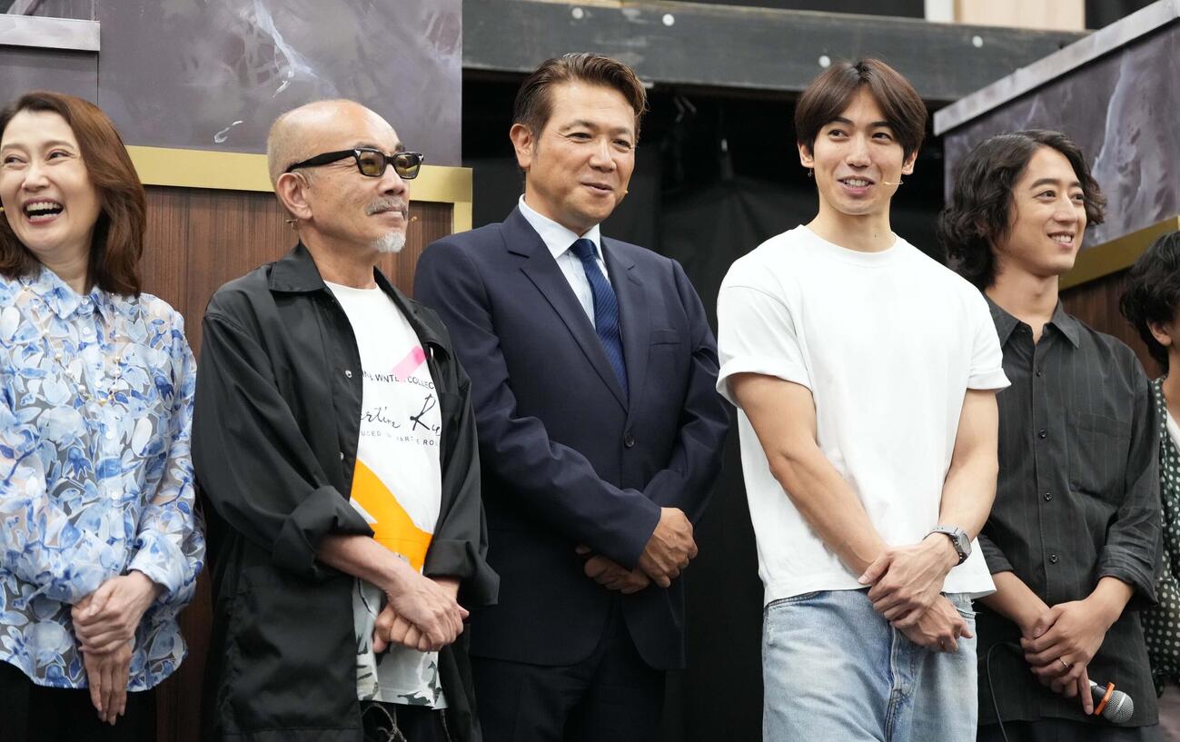 ミュージカル「民王」稽古場会見で質疑応答する、左から一路真輝、竹中直人、別所哲也、有澤樟太郎、音楽担当の角野隼斗氏（撮影・小沢裕）