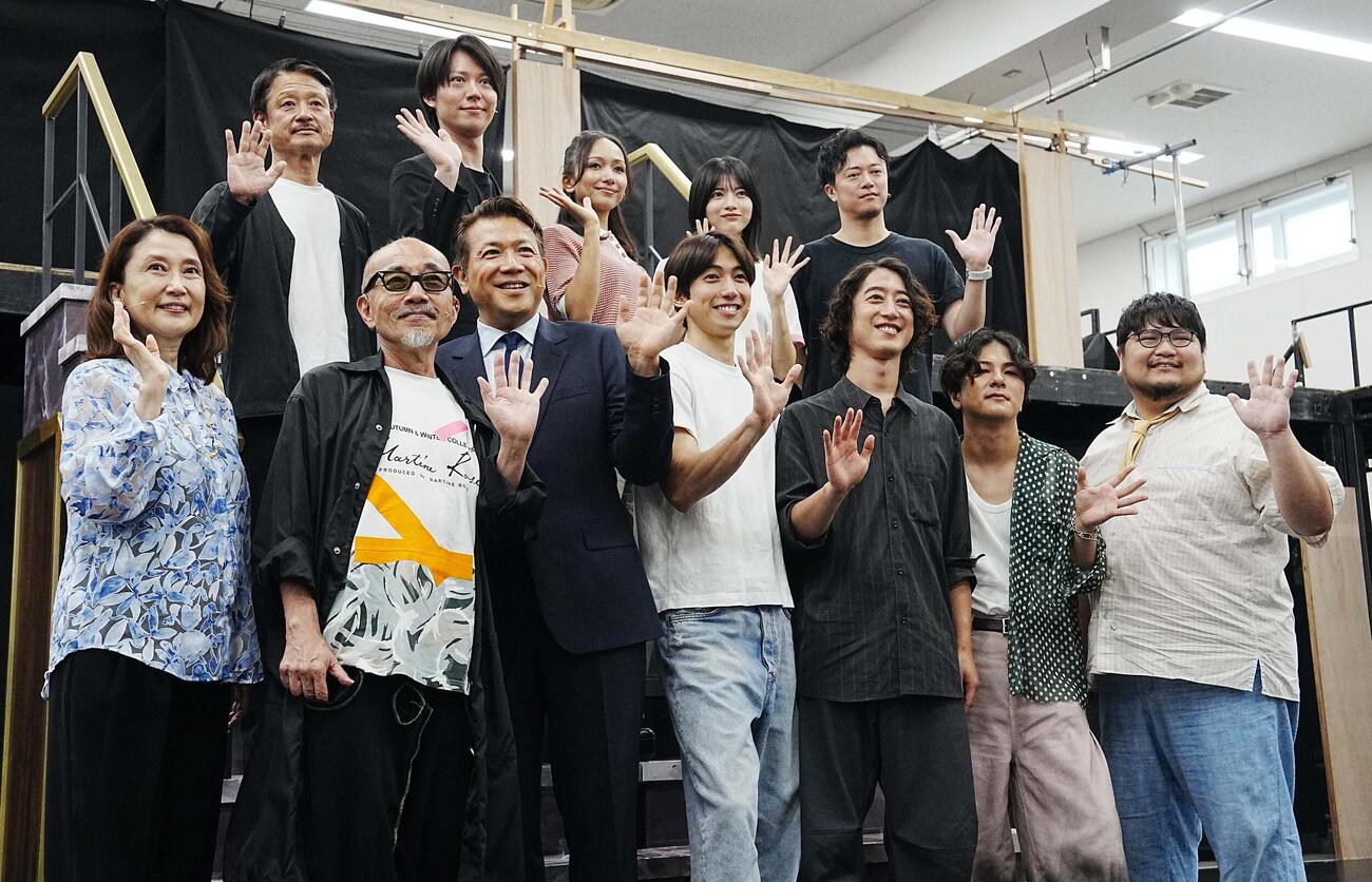 ミュージカル「民王」稽古場会見に臨む、前列左から一路真輝、竹中直人、別所哲也、有澤樟太郎、音楽担当の角野隼斗氏、共同音楽担当の浪岡真太郎氏、歌詞担当の大原拓真氏、後列左から福田転球、山崎大輝、豊原江理佳、林瑠奈、上川一哉（撮影・小沢裕）