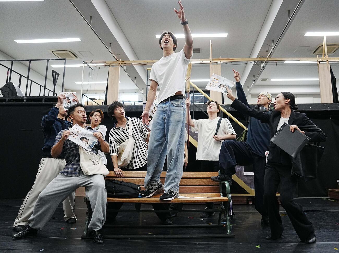 ミュージカル「民王」稽古場会見で「終活の歌」シーンを披露する有澤樟太郎（中央）（撮影・小沢裕）