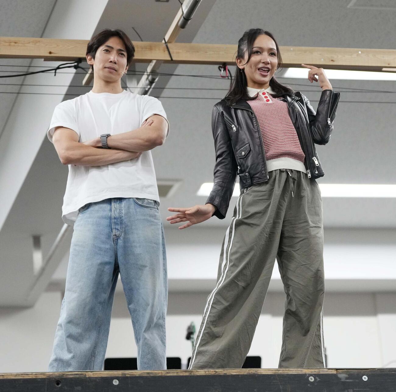 ミュージカル「民王」稽古場会見で「エリカの謳歌」シーンを披露する有澤樟太郎（左）と豊原江理佳（撮影・小沢裕）