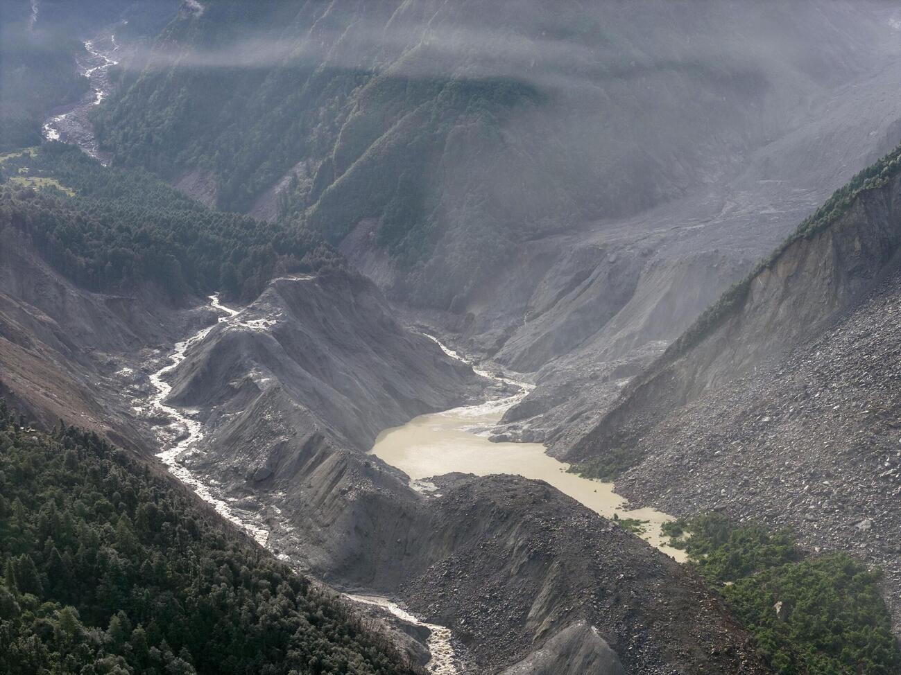ネパールと中国の国境付近で起きた土石流と洪水で形成された大規模な「土砂ダム」＝27日（新華社＝共同）