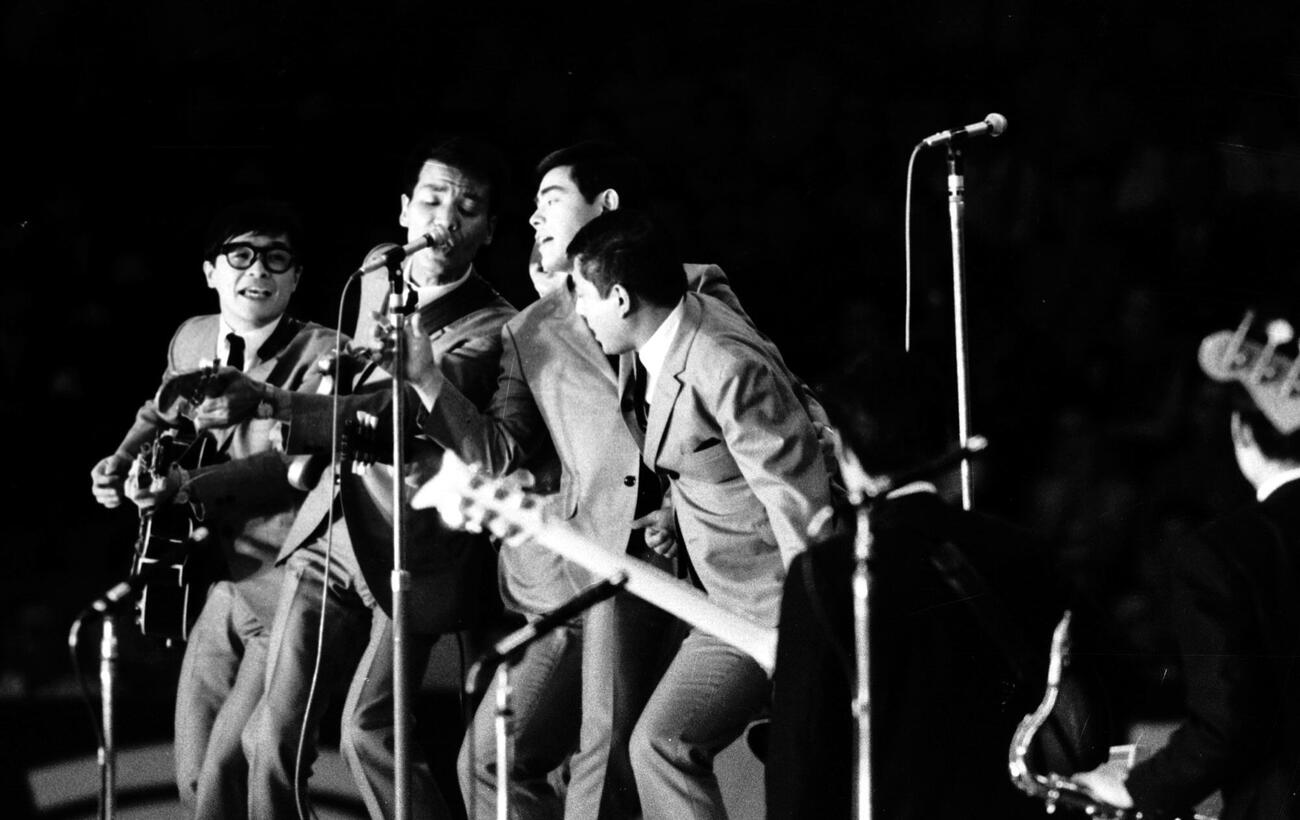 来日したザ・ビートルズの武道館公演の前座で熱唱するザ・ドリフターズ（1966年6月撮影）