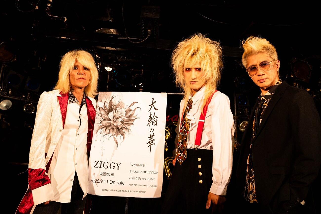 新曲「大輪の華」を発表する森重樹一（左）