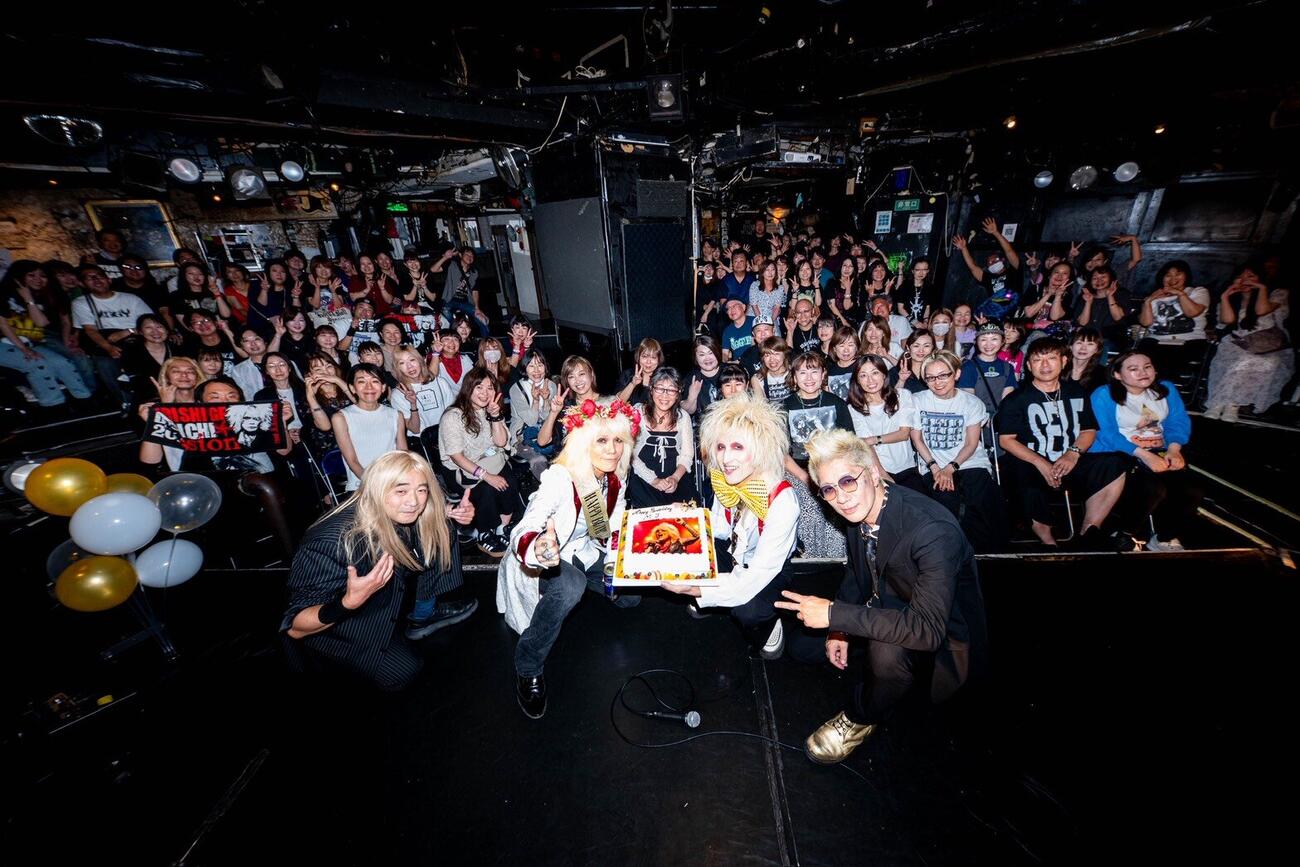 バースデイイベントを開いた森重樹一（左）