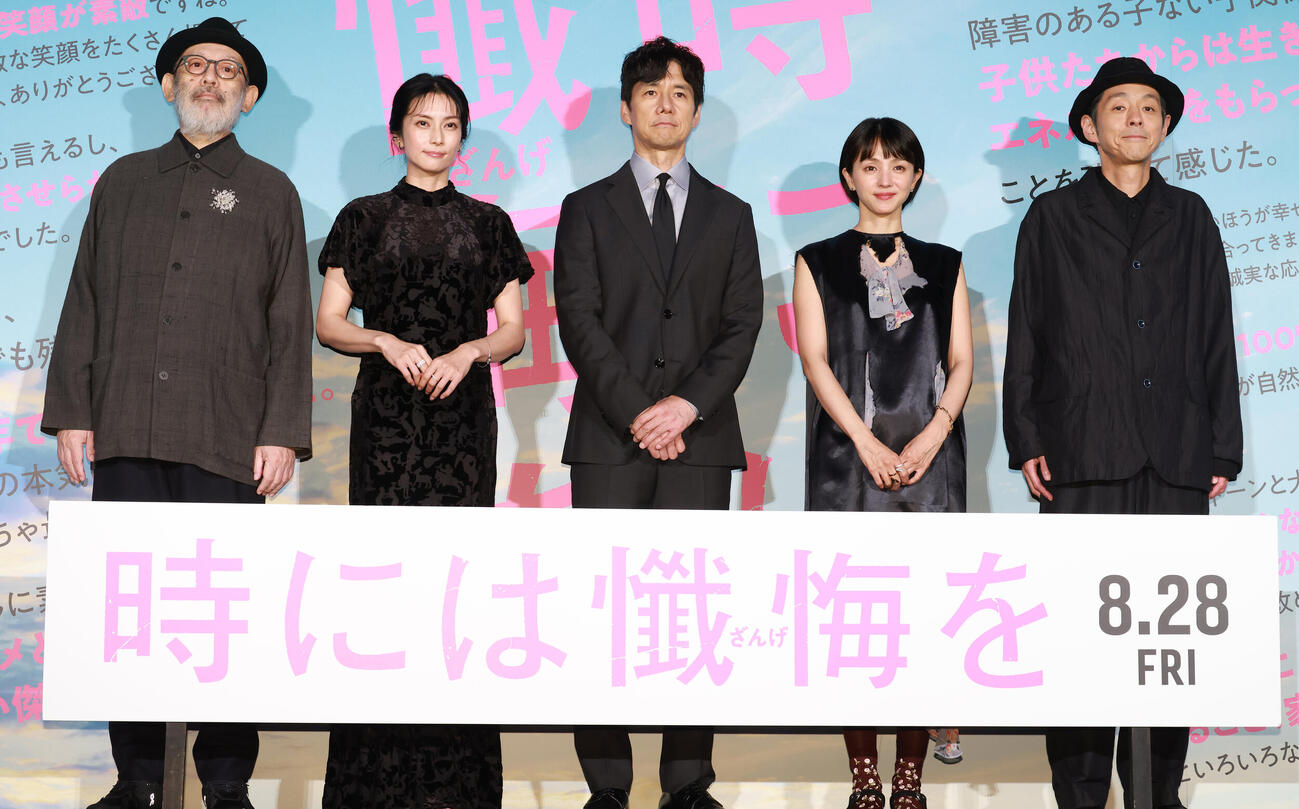 映画「時には懺悔を」初日舞台あいさつを行う、左から中島哲也監督、柴咲コウ、西島秀俊、満島ひかり、宮藤官九郎（撮影・中島郁夫）