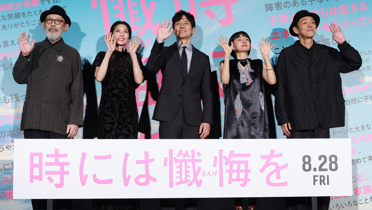 映画「時には懺悔を」初日舞台あいさつを行う、左から中島哲也監督、柴咲コウ、西島秀俊、満島ひかり、宮藤官九郎（撮影・中島郁夫）