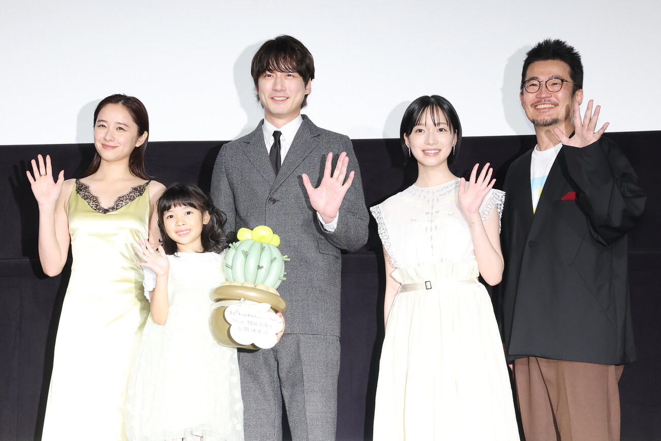 映画「私はあなたを知らない、」初日舞台あいさつでフォトセッションに納まる、左から堀田真由、倉田瑛茉、坂口健太郎、早瀬憩、中野量太監督（撮影・宮地輝）