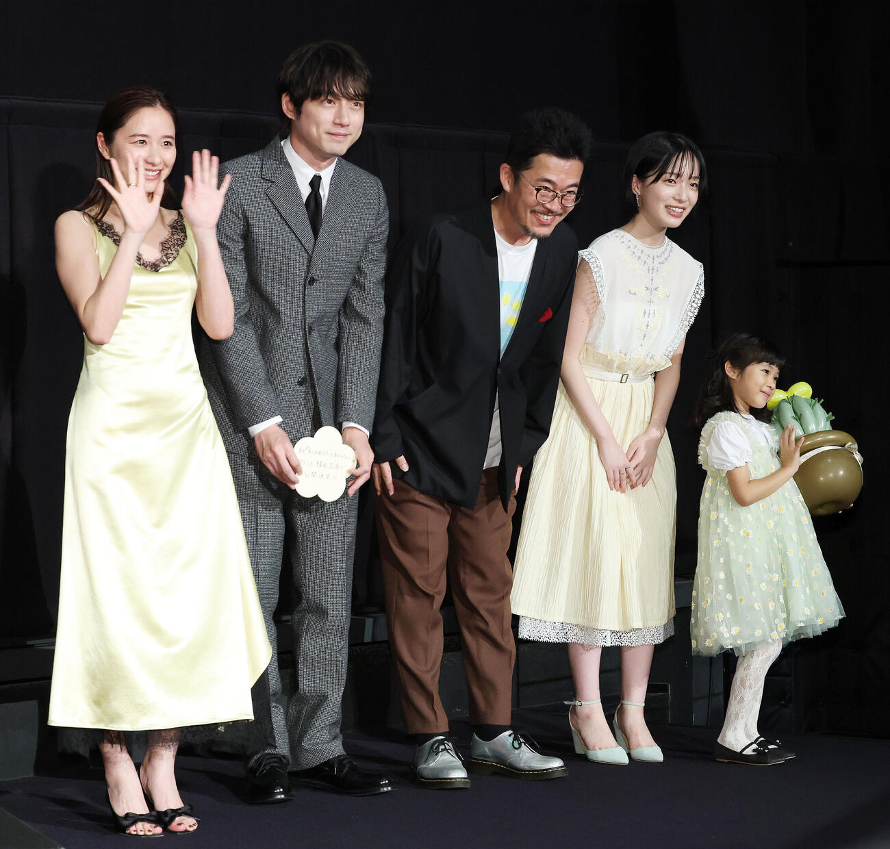 映画「私はあなたを知らない、」初日舞台あいさつに登壇した、左から堀田真由、坂口健太郎、中野量太監督、早瀬憩、倉田瑛茉（撮影・宮地輝）