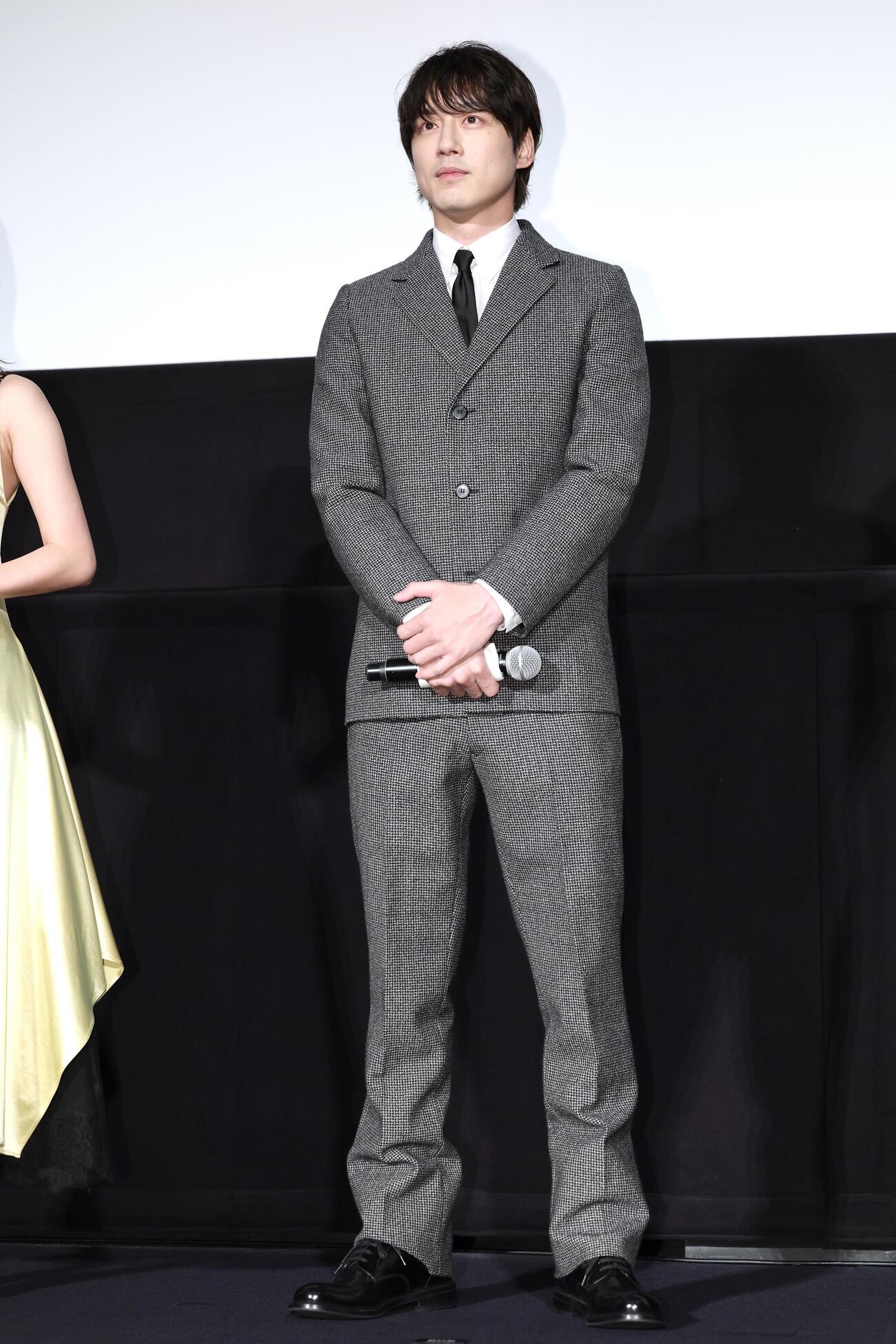 映画「私はあなたを知らない、」初日舞台あいさつに登壇した坂口健太郎（撮影・宮地輝）