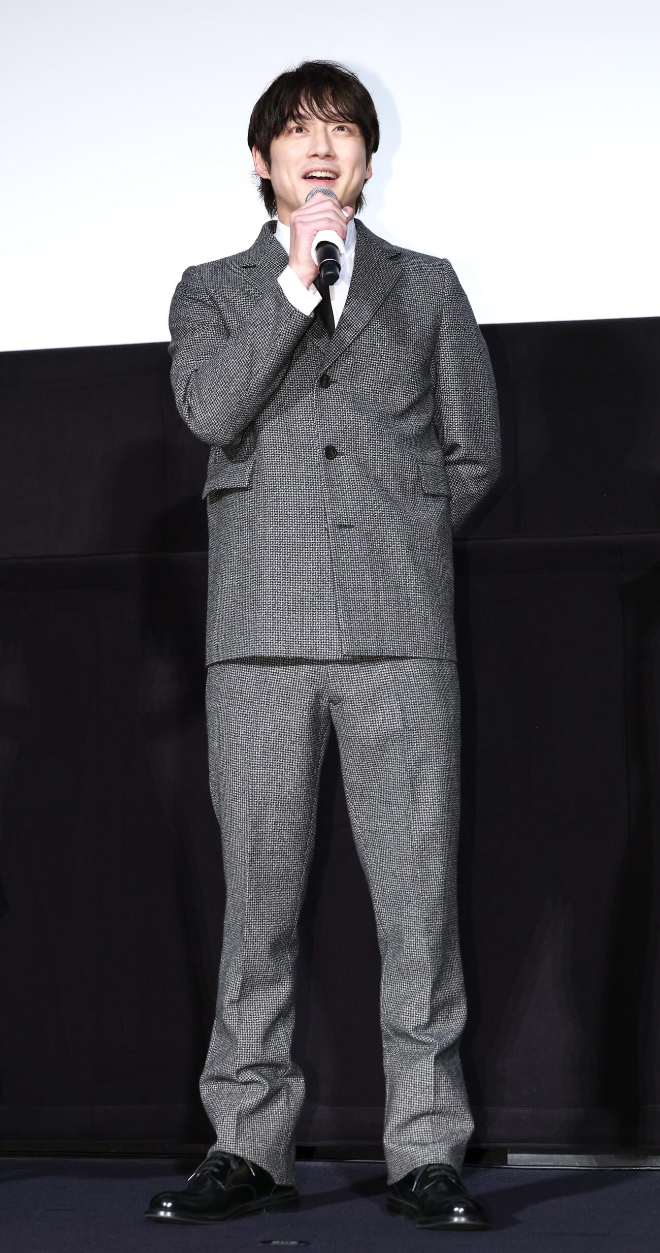 映画「私はあなたを知らない、」初日舞台あいさつに登壇した坂口健太郎（撮影・宮地輝）