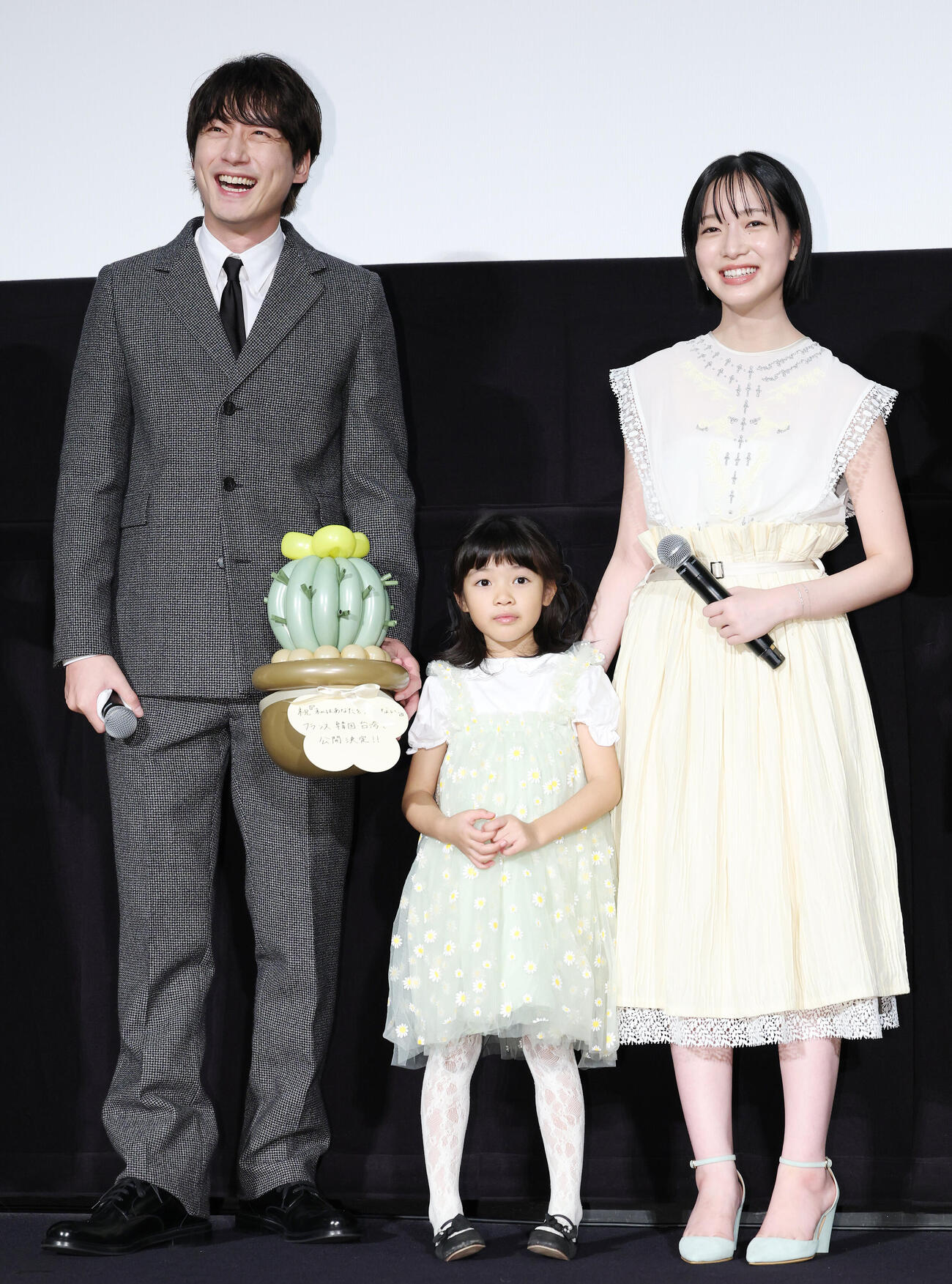 映画「私はあなたを知らない、」初日舞台あいさつで笑顔を見せる坂口健太郎（左）、倉田瑛茉（中央）、早瀬憩（撮影・宮地輝）