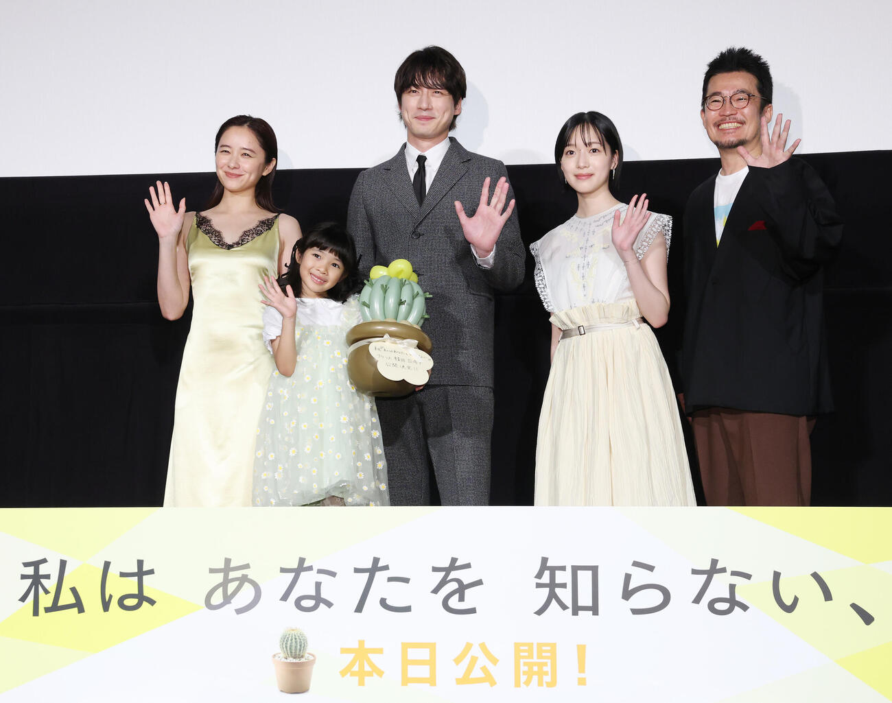 映画「私はあなたを知らない、」初日舞台あいさつでフォトセッションに納まる、左から堀田真由、倉田瑛茉、坂口健太郎、早瀬憩、中野量太監督（撮影・宮地輝）