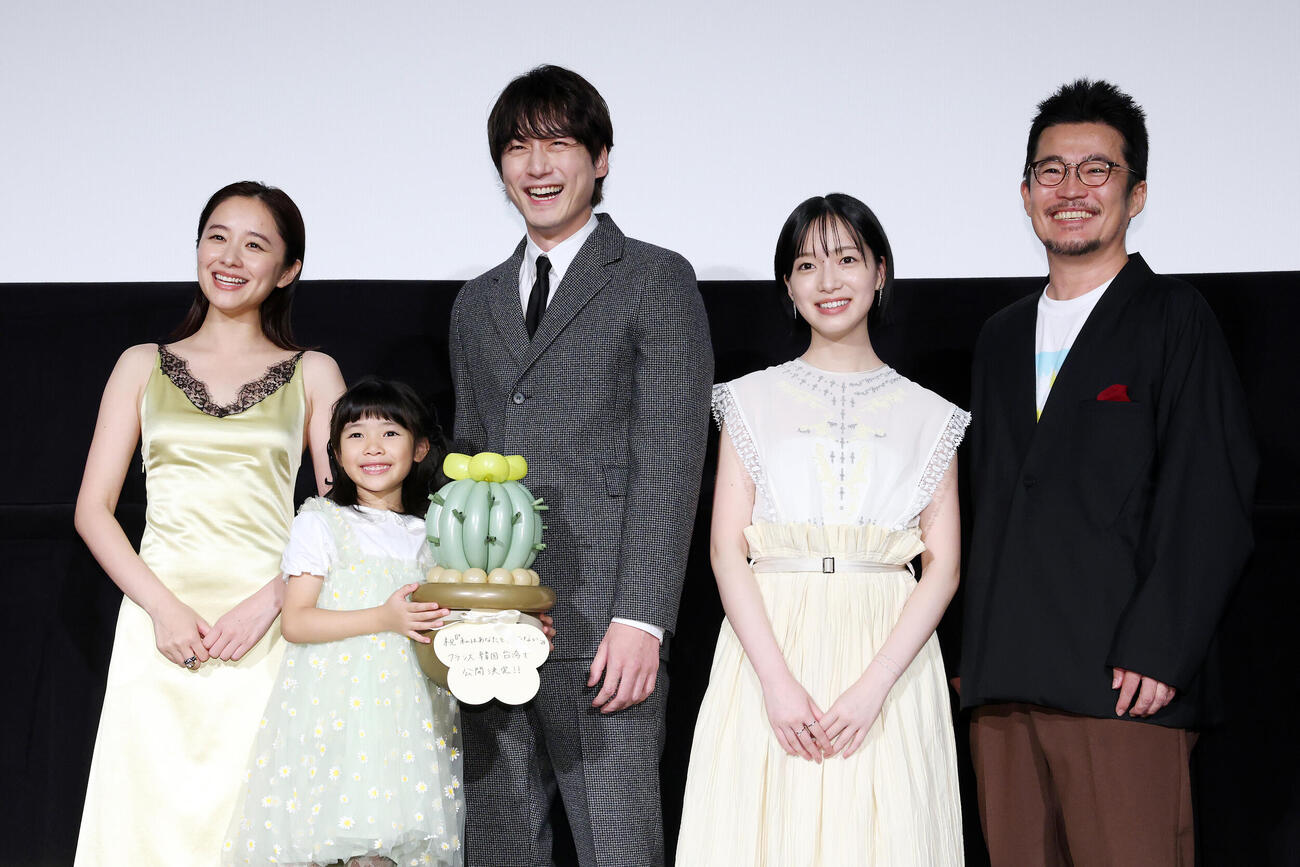 映画「私はあなたを知らない、」初日舞台あいさつでフォトセッションに納まる、左から堀田真由、倉田瑛茉、坂口健太郎、早瀬憩、中野量太監督（撮影・宮地輝）