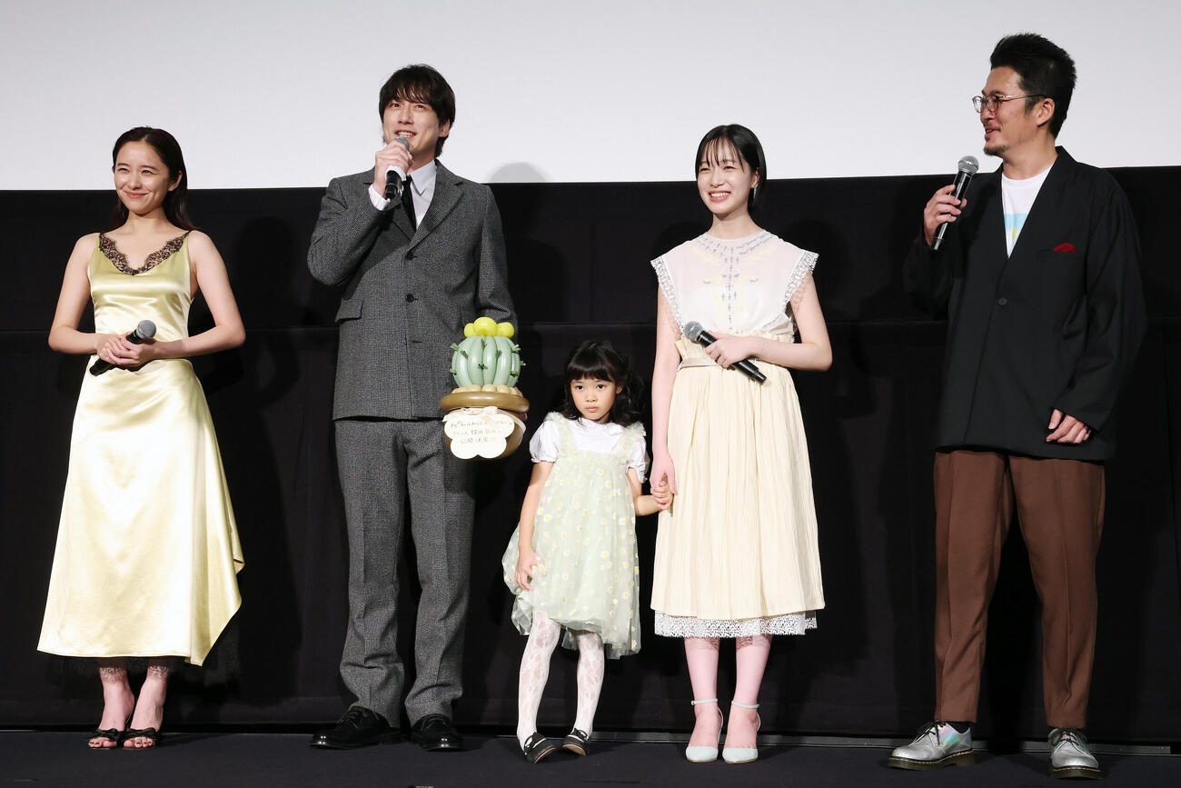 映画「私はあなたを知らない、」初日舞台あいさつで笑顔を見せる、左から堀田真由、坂口健太郎、倉田瑛茉、早瀬憩、中野量太監督（撮影・宮地輝）