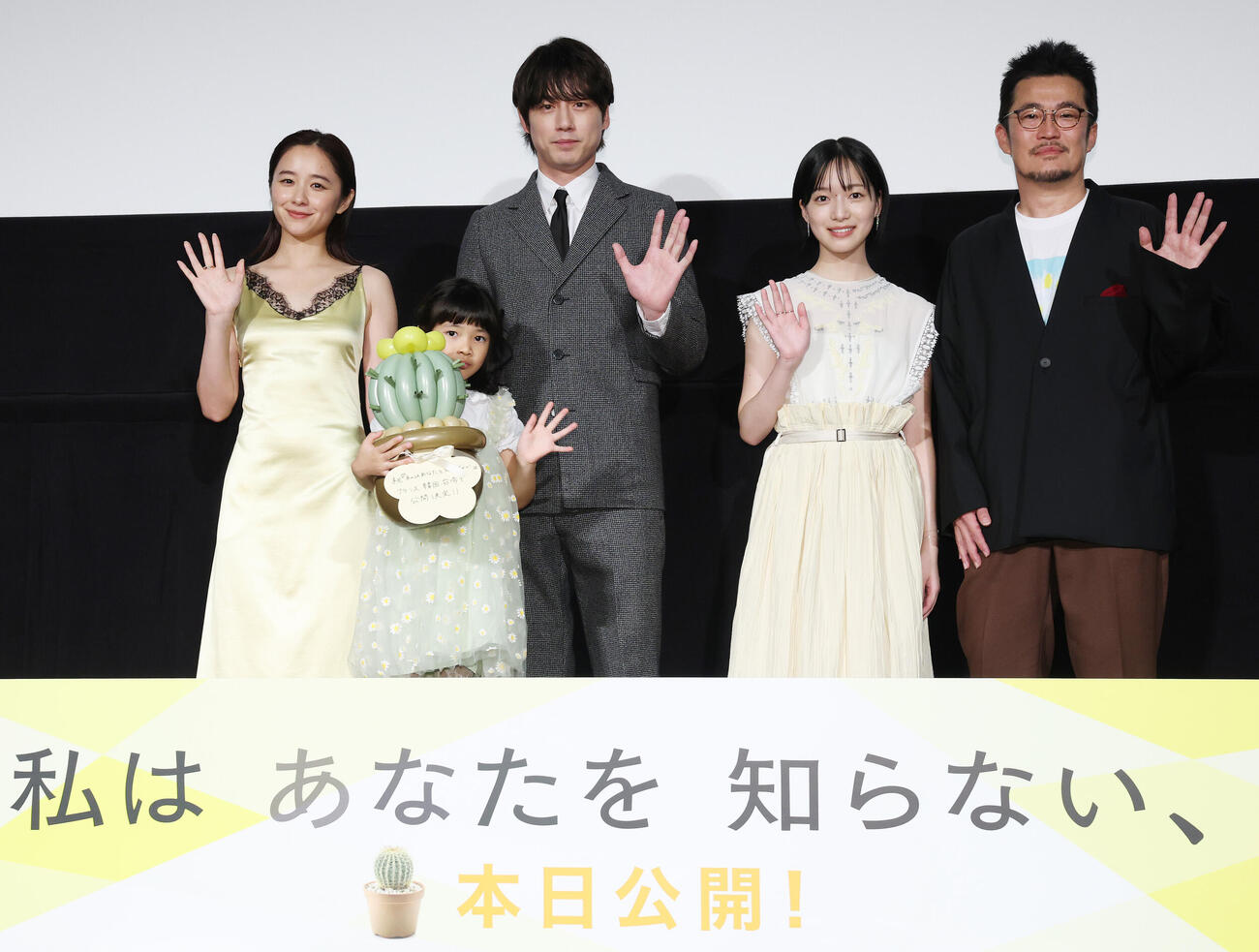 映画「私はあなたを知らない、」初日舞台あいさつでフォトセッションに納まる、左から堀田真由、倉田瑛茉、坂口健太郎、早瀬憩、中野量太監督（撮影・宮地輝）
