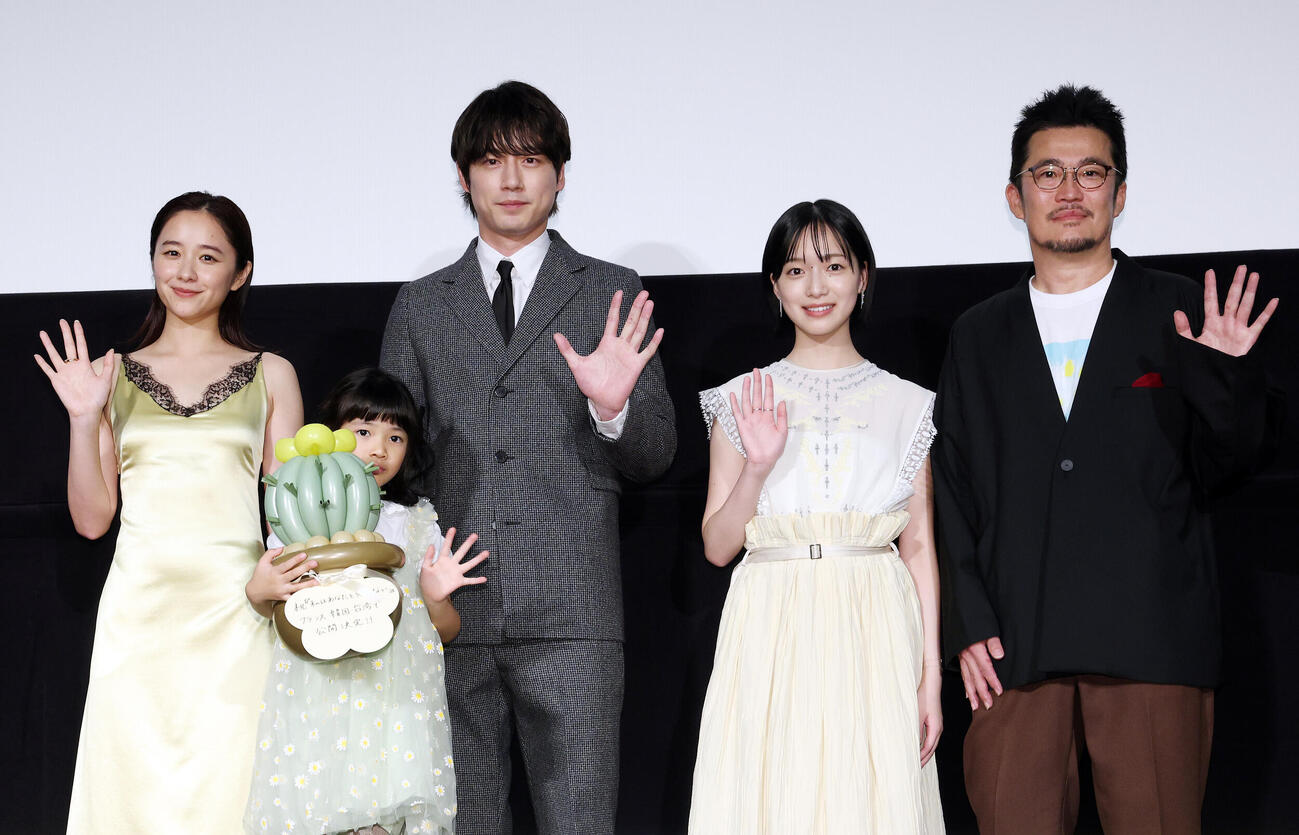 映画「私はあなたを知らない、」初日舞台あいさつでフォトセッションに納まる、左から堀田真由、倉田瑛茉、坂口健太郎、早瀬憩、中野量太監督（撮影・宮地輝）