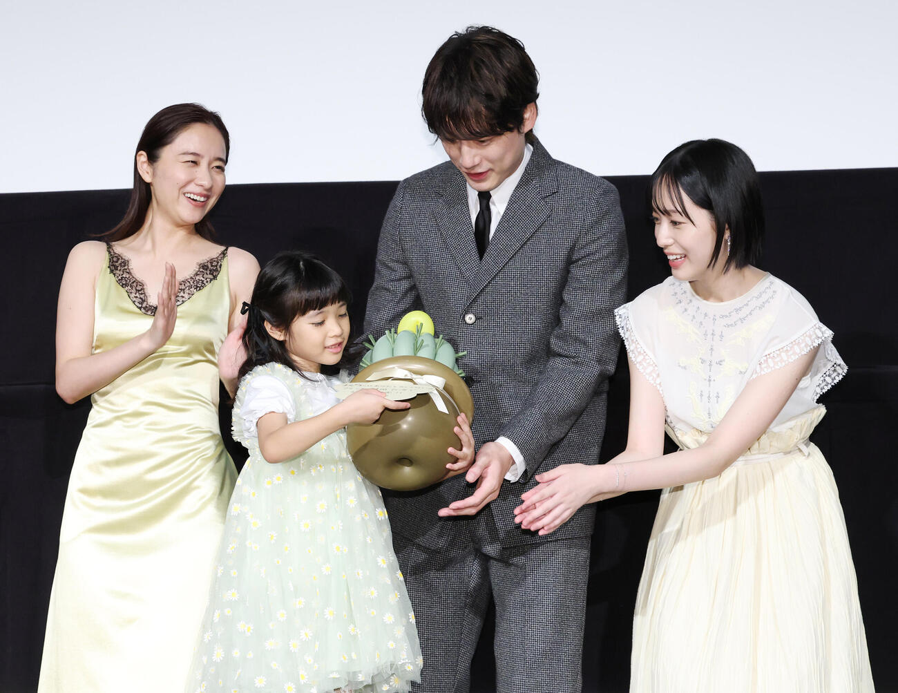 映画「私はあなたを知らない、」初日舞台あいさつで笑顔を見せる、左から堀田真由、倉田瑛茉、坂口健太郎、早瀬憩（撮影・宮地輝）