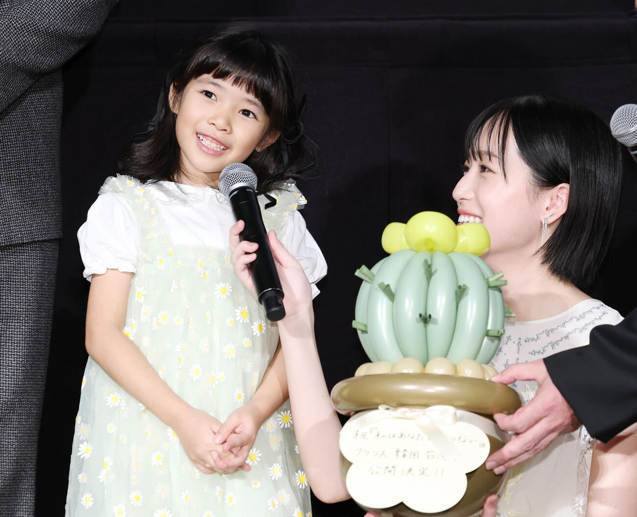 映画「私はあなたを知らない、」初日舞台あいさつにサプライズで登壇した倉田瑛茉（左）は早瀬憩にマイクを持ってもらい話す（撮影・宮地輝）