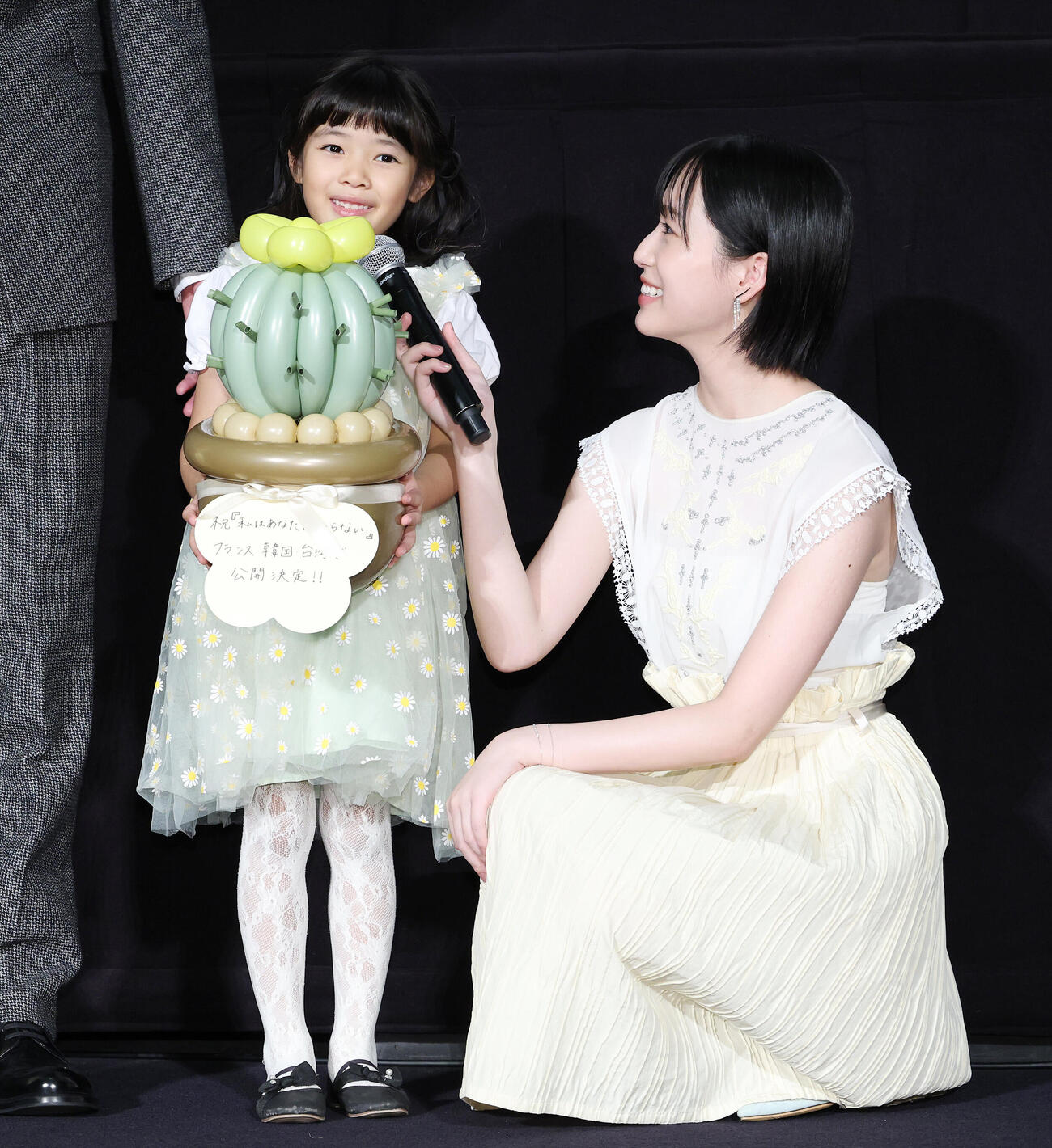 映画「私はあなたを知らない、」初日舞台あいさつにサプライズで登壇した倉田瑛茉（左）は早瀬憩にマイクを持ってもらい話す（撮影・宮地輝）