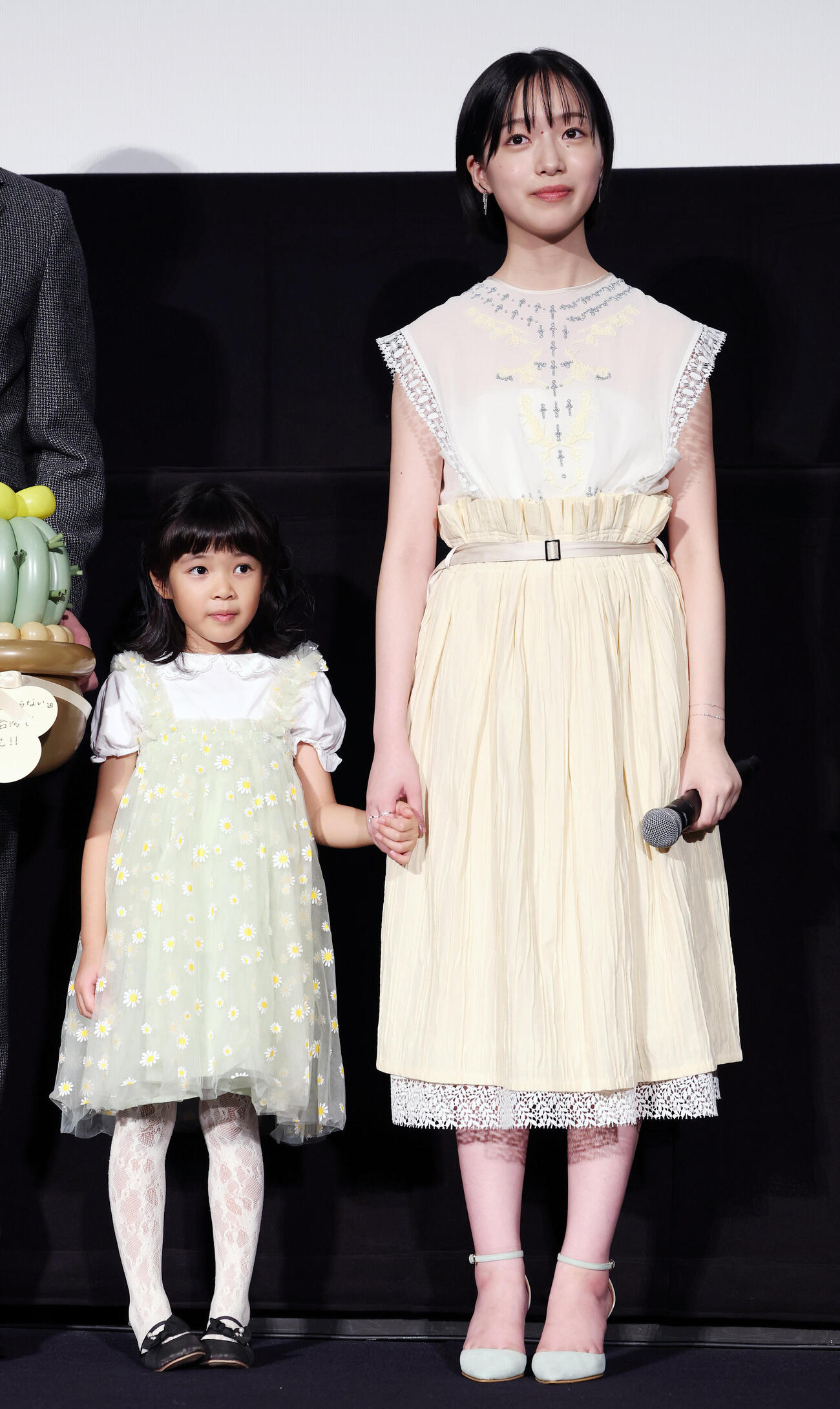 映画「私はあなたを知らない、」初日舞台あいさつで手をつなぐ倉田瑛茉（左）と早瀬憩（撮影・宮地輝）