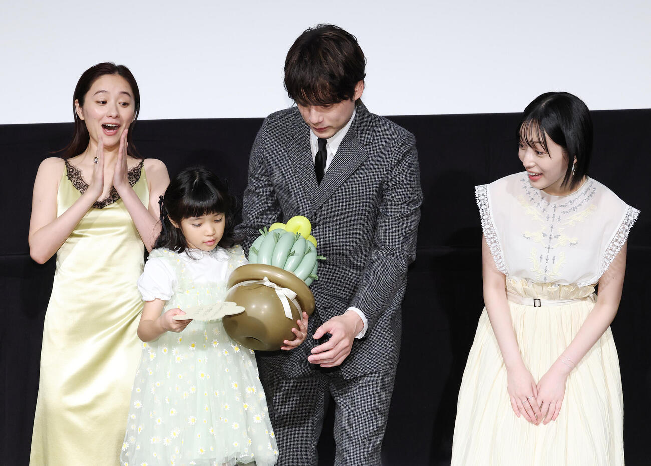 映画「私はあなたを知らない、」初日舞台あいさつで笑顔を見せる、左から堀田真由、倉田瑛茉、坂口健太郎、早瀬憩（撮影・宮地輝）