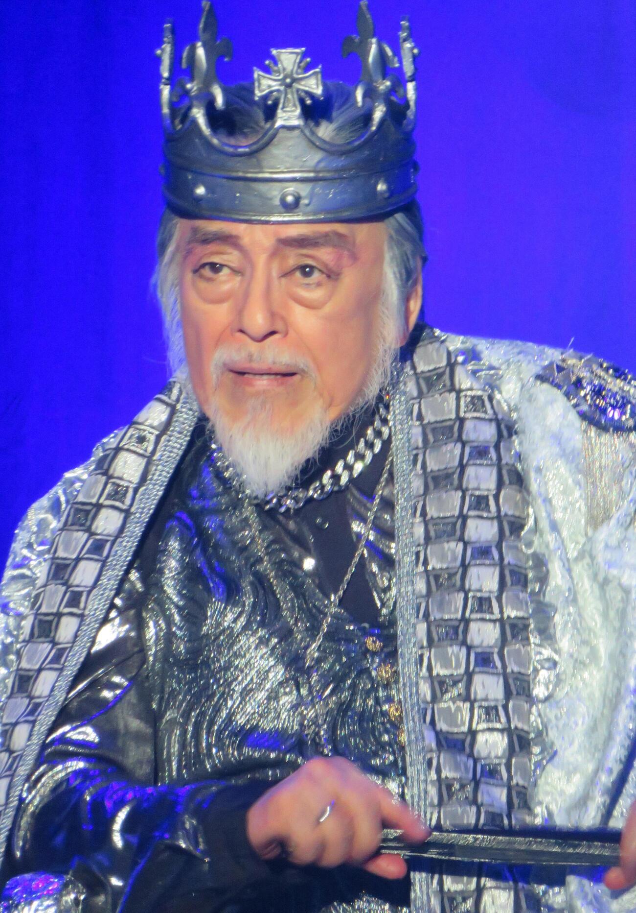 舞台「マクベス」で熱演する横内正（撮影・松本久）