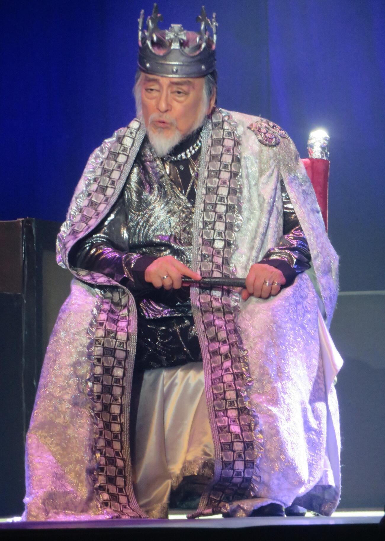 舞台「マクベス」で熱演する横内正（撮影・松本久）