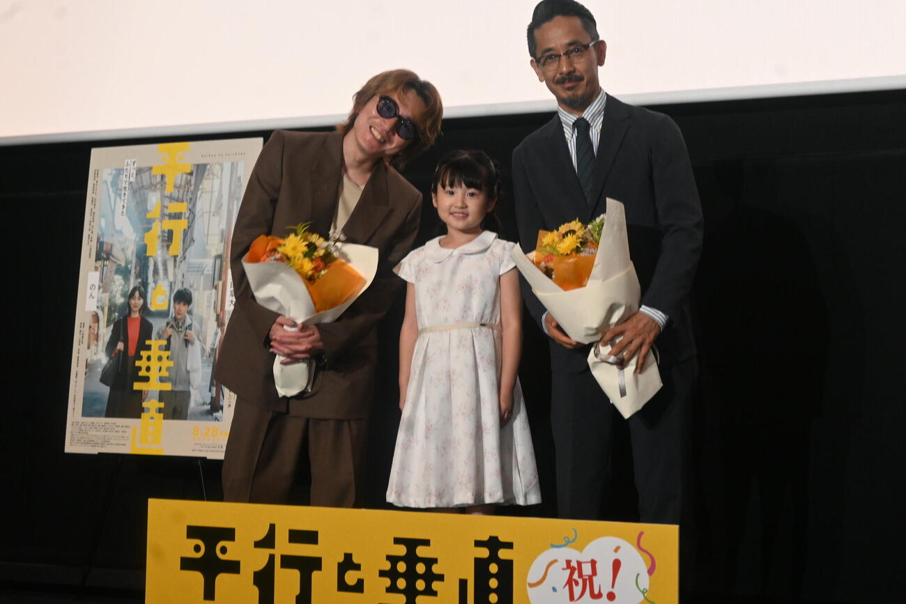 大阪市内で行われた映画「平行と垂直」公開初日舞台あいさつに登壇した、左から安田章大、河野咲良、小林聖太郎監督（撮影・松浦隆司）