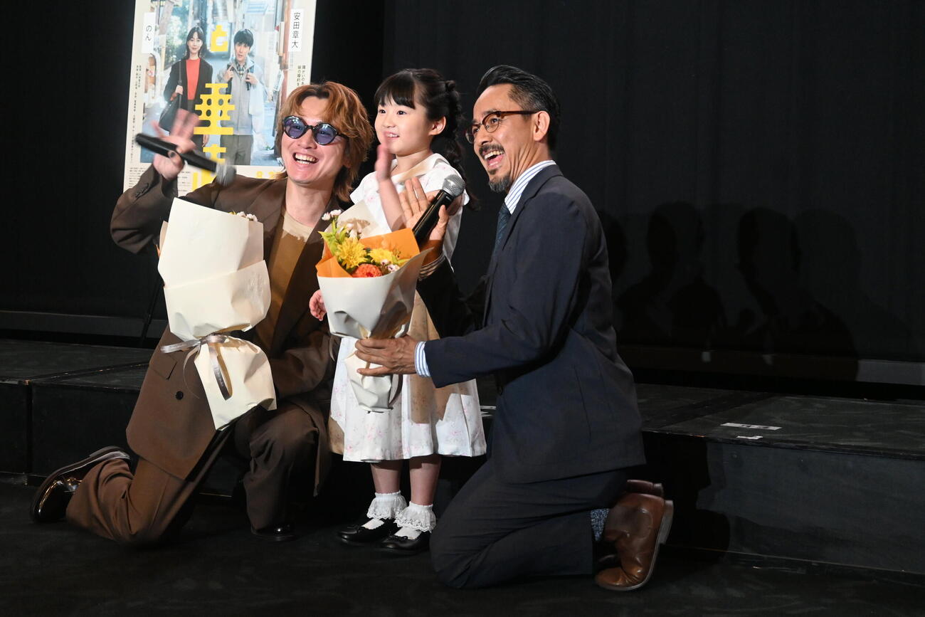大阪市内で行われた映画「平行と垂直」公開初日舞台あいさつに登壇した、左から安田章大、河野咲良、小林聖太郎監督（撮影・松浦隆司）