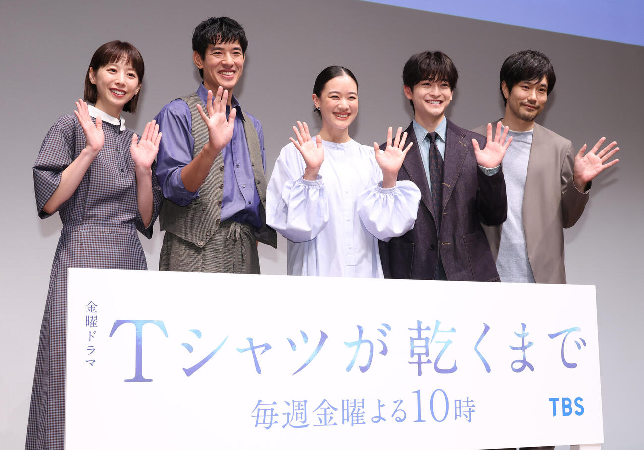 ドラマ「Tシャツが乾くまで」トークイベントを行った、左から夏帆、中島歩、蒼井優、高橋文哉、松山ケンイチ（2026年7月撮影）