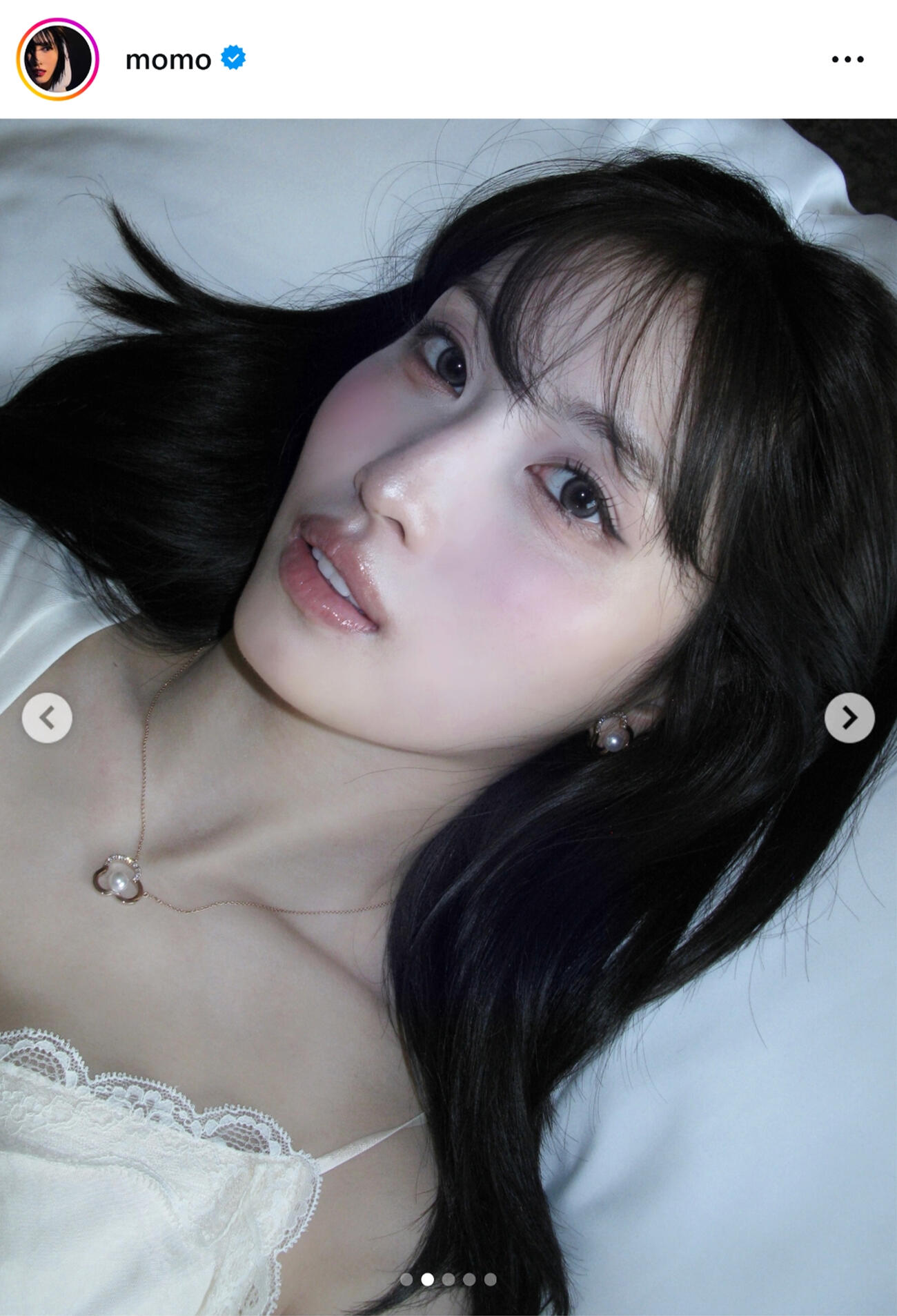 デコルテ大胆露出キャミ姿（MOMOのインスタグラムから）