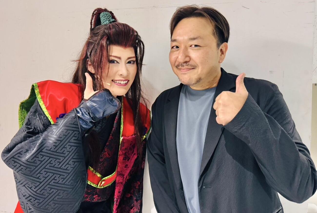 舞台「幸村を討て」主演の翼和希（左）と今村翔吾氏