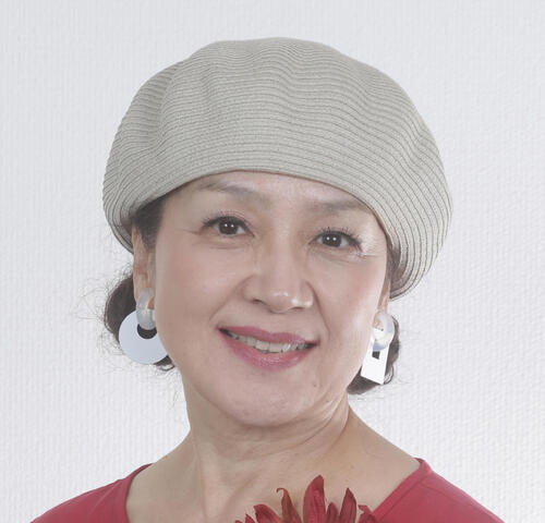 66歳の美魔女がヒマワリを前に笑顔「お部屋にお花があると優しい気持ちになります」