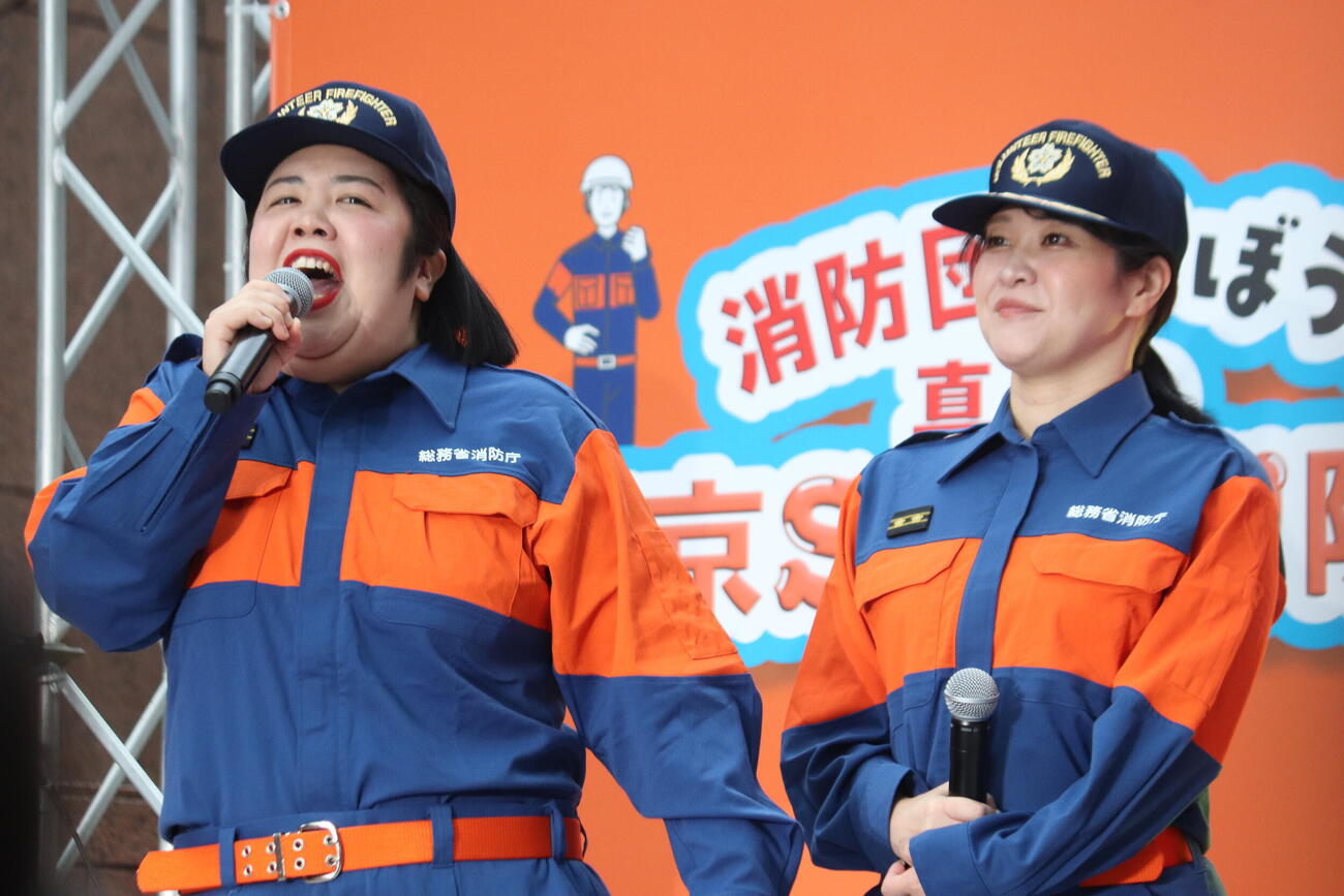 「消防団と学ぼう！　真夏の東京SHOW防祭」に登場した紅しょうがの熊元プロレス（左）と稲田美紀