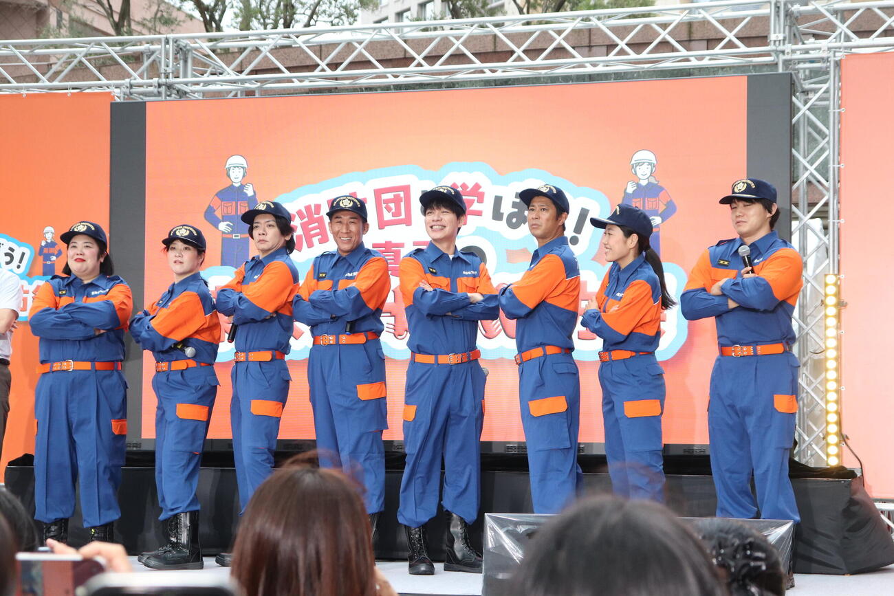 「消防団と学ぼう！　真夏の東京SHOW防祭」に登場した、左から紅しょうがの熊元プロレス、稲田美紀、マヂカルラブリー野田クリスタル、麒麟の田村裕、川島明、パンサー尾形貴弘、横澤夏子、かけおちの青木マッチョ