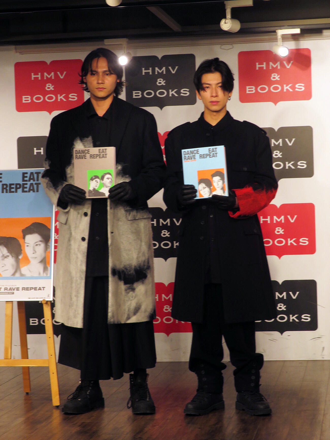 カルチャースタイルブック「DANCE EAT RAVE REPEAT」発売記念イベントに出席したTHE RAMPAGEの龍（左）と長谷川慎（撮影・川田和博）