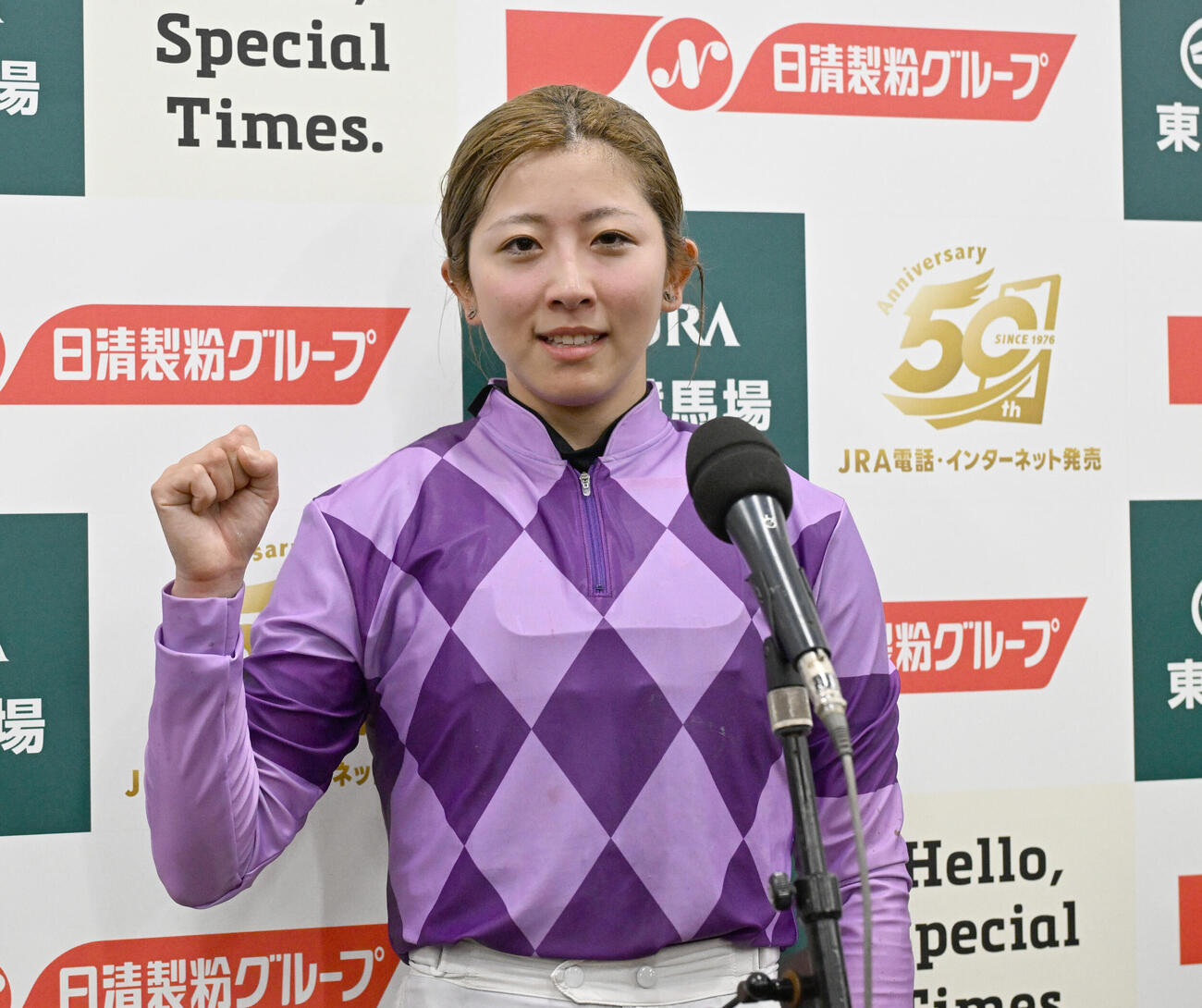 2026年5月24日、第87回オークスをジュウリョクピエロで制し、ガッツポーズする今村聖奈騎手