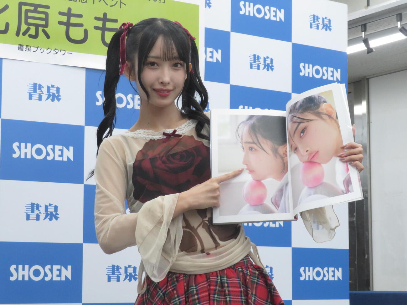 ファースト写真集「もももてぃーん。」発売を記念した取材会に出席した北原もも